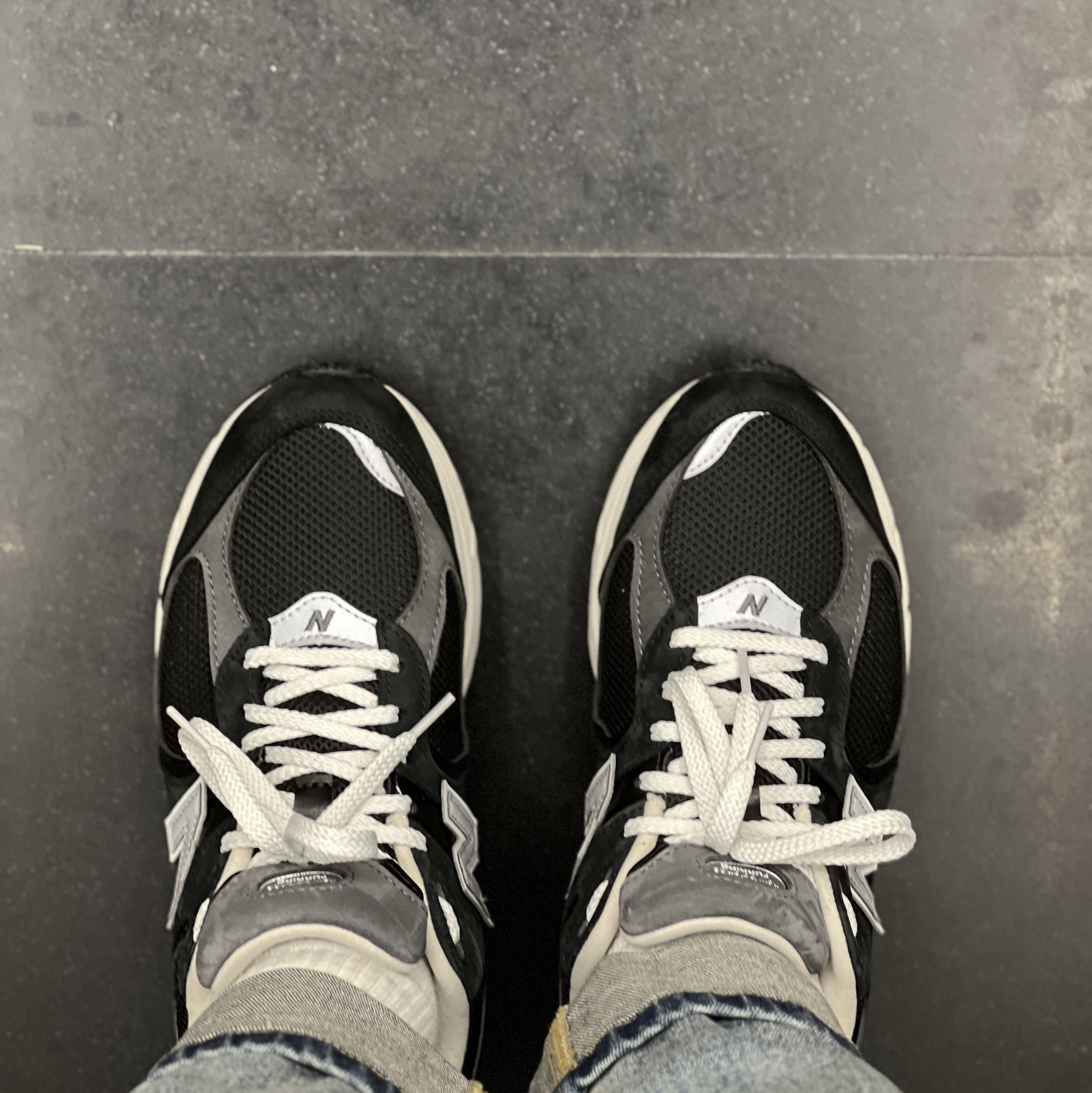 New Balance 2002R Premium Vintage Black 착용 스타일 - 3