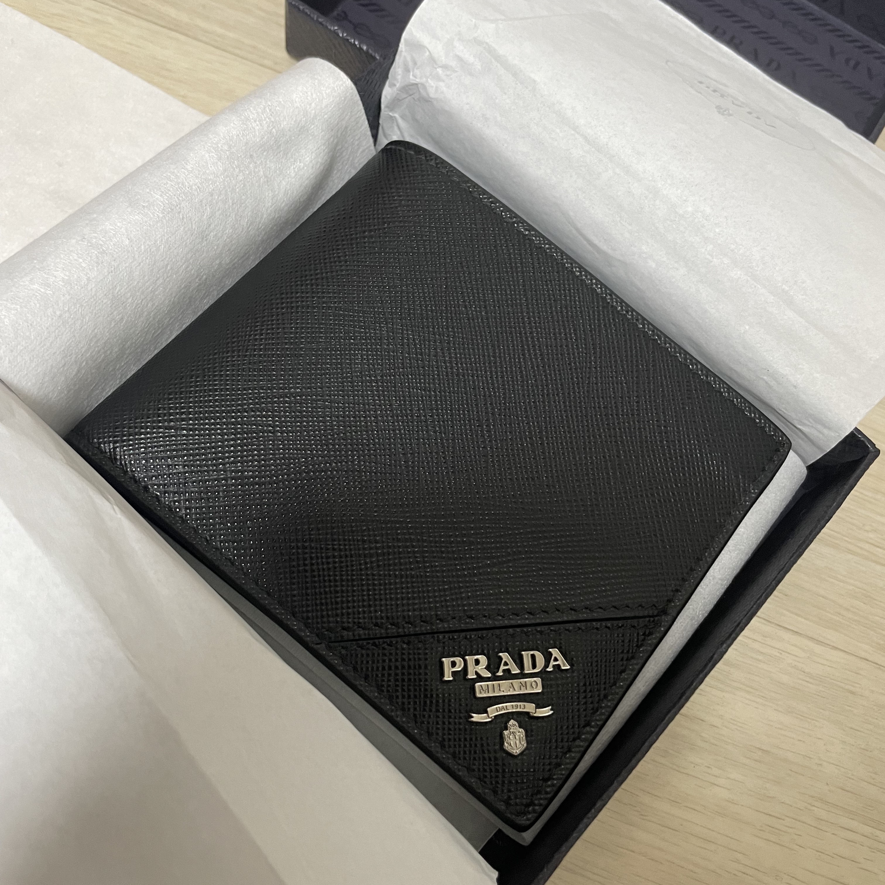 Prada Saffiano Leather Wallet Black 착용 스타일 - 4