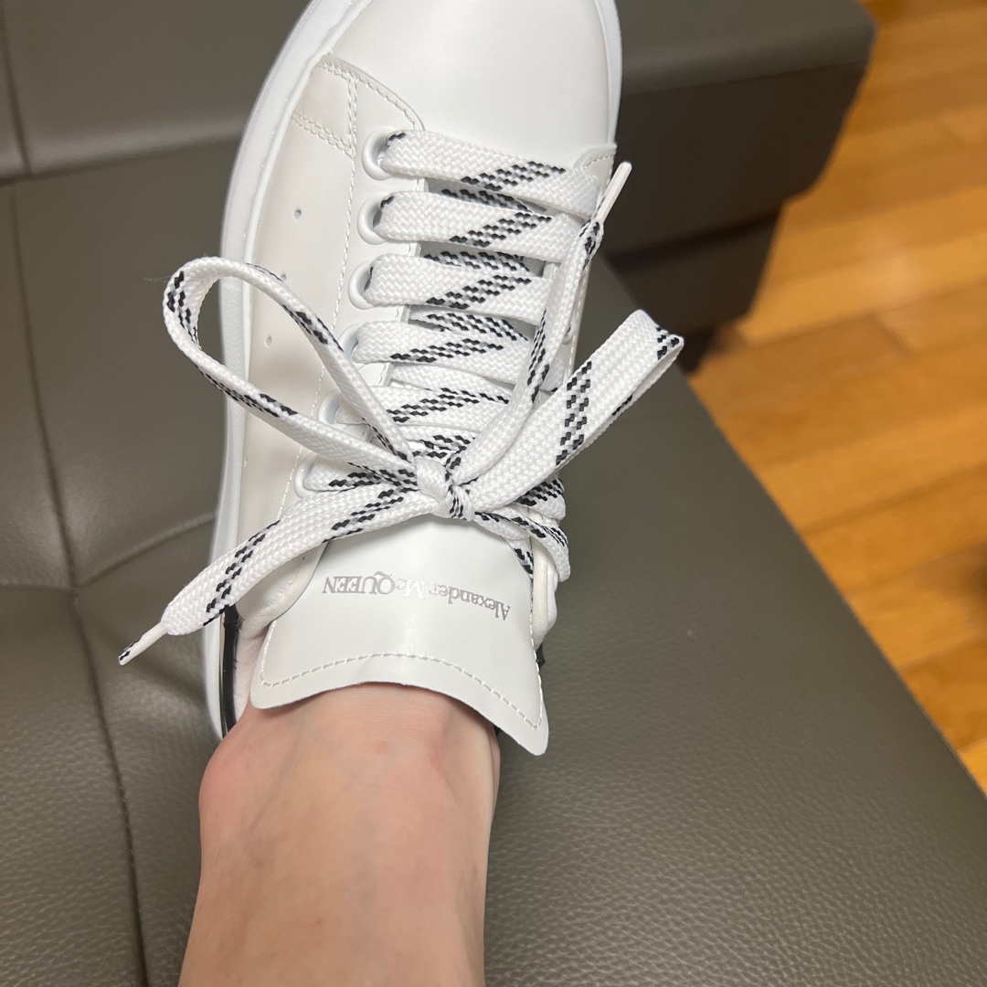 (W) Alexander McQueen Oversized Sneakers White Black 착용 스타일
