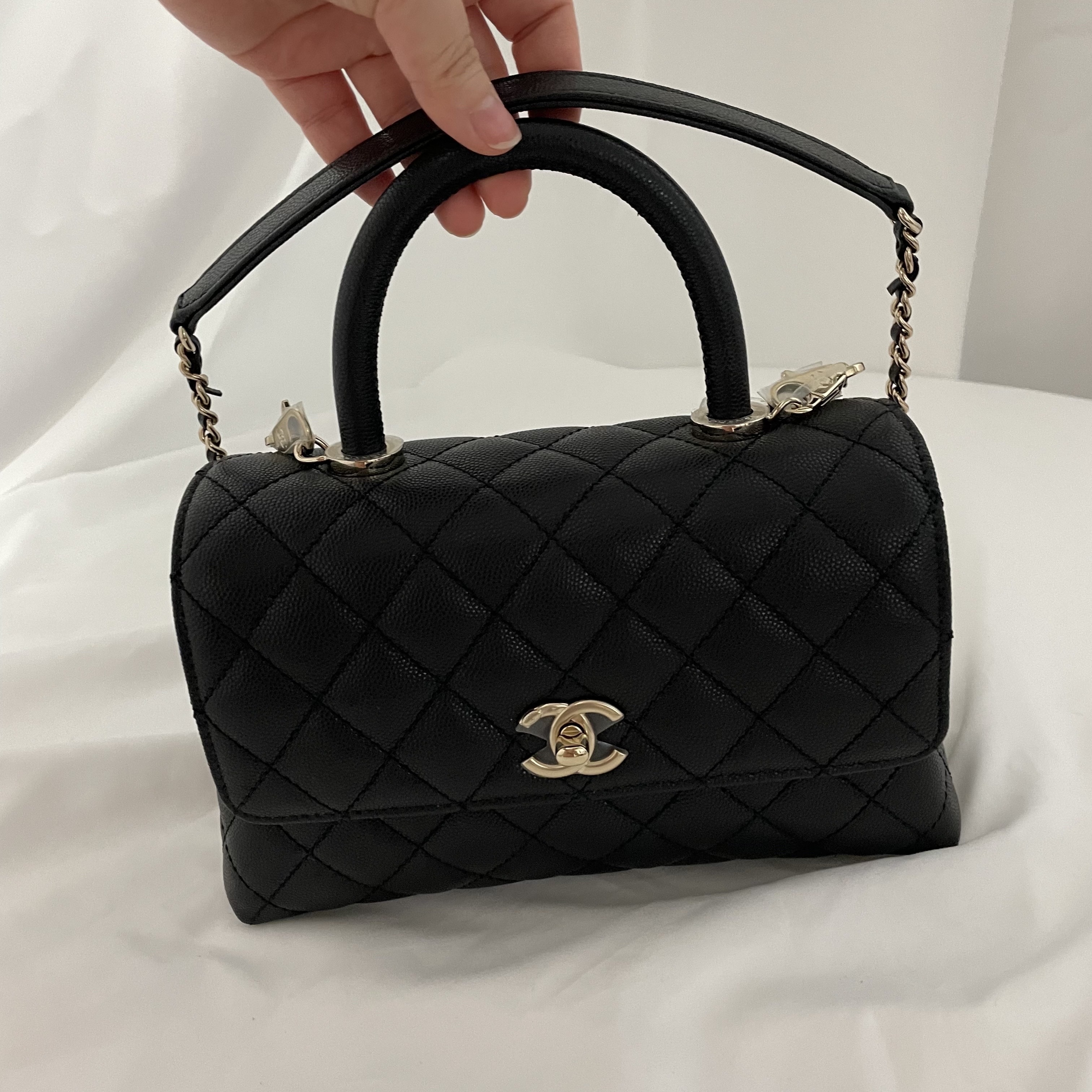 Chanel Flap Bag with Top Handle Grained Calfskin & Gold Black 착용 스타일 - 5