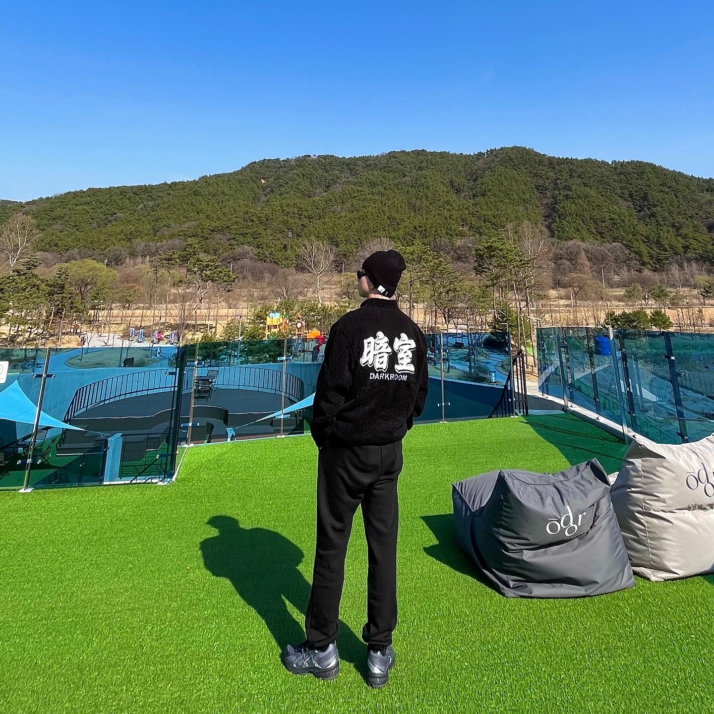 Darkr8m Studio Varsity Logo Sherpa Quarter Zip Up Top Black, Darkr8m Studio Basic Logo Sweatpants Black 착용 스타일 - 2
