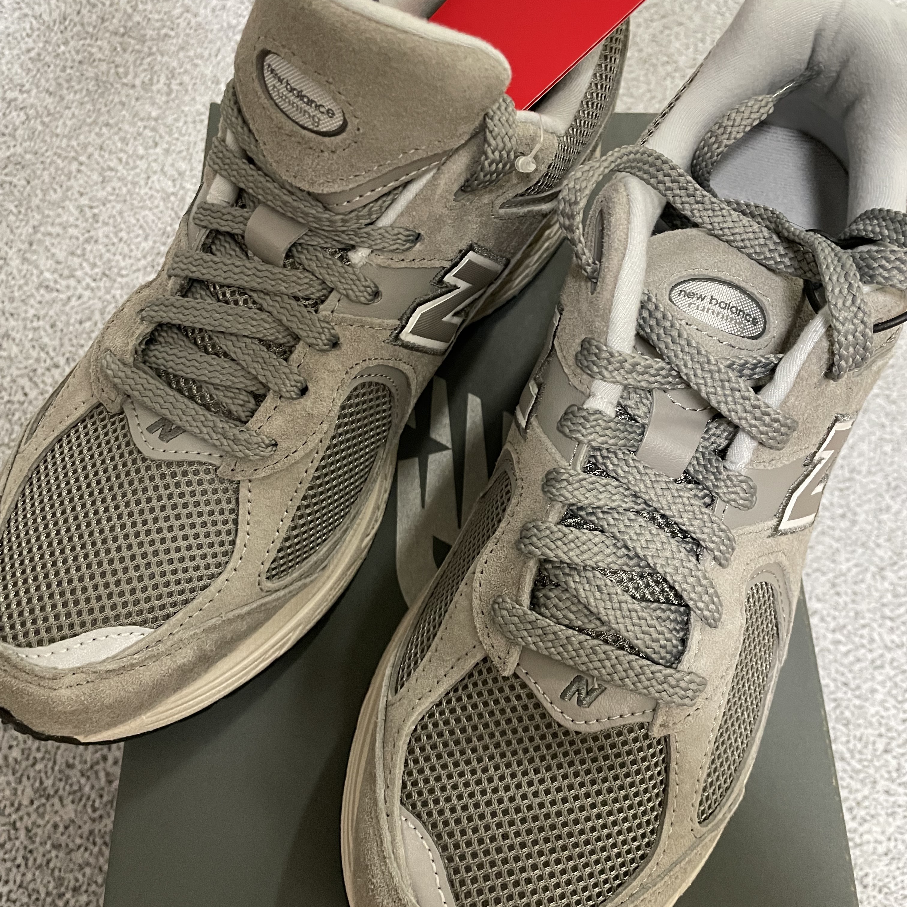 New Balance 2002R Grey 착용 스타일 - 3