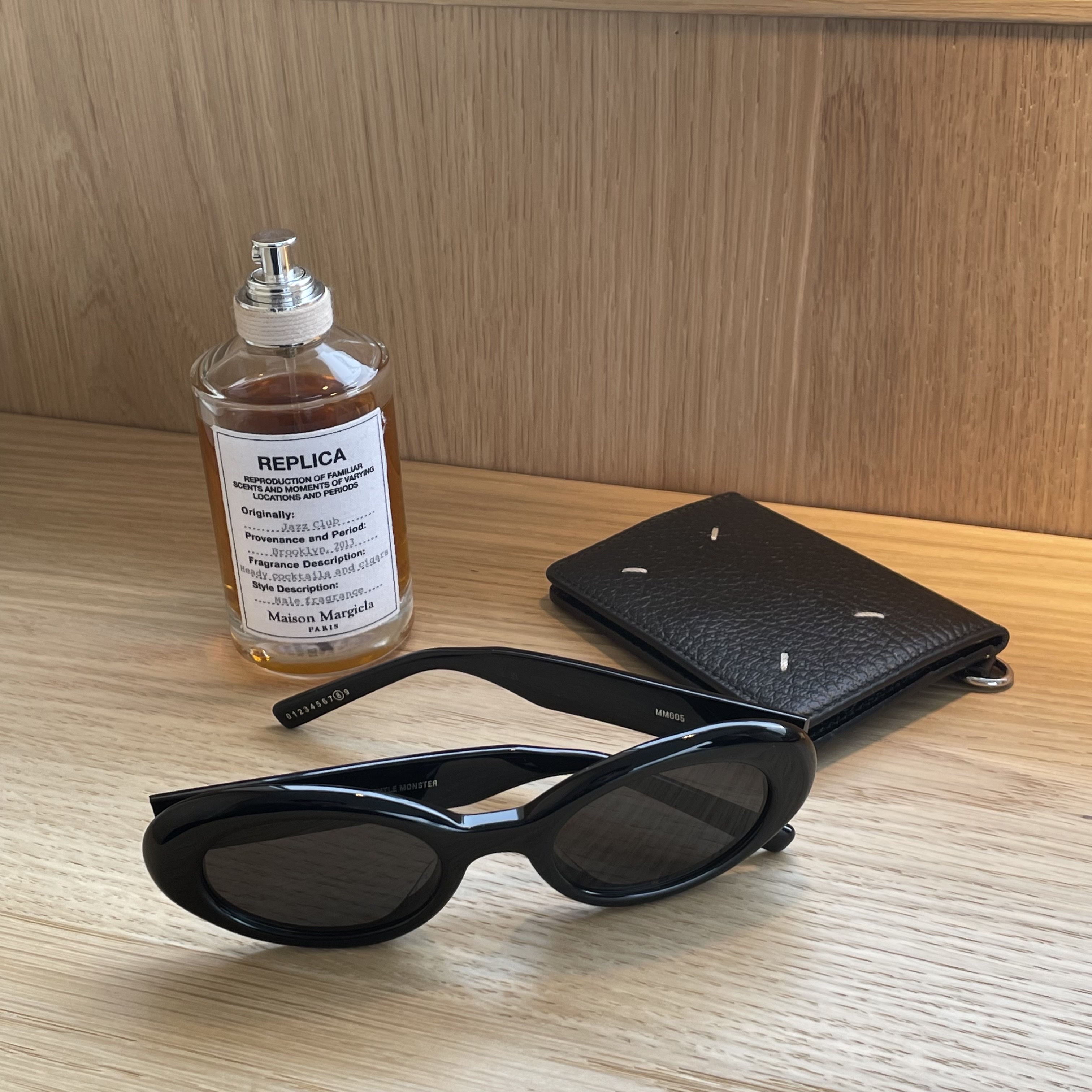 Gentle Monster x Maison Margiela MM005 Black Black, Maison Margiela Keyring Wallet Black 착용 스타일 - 1