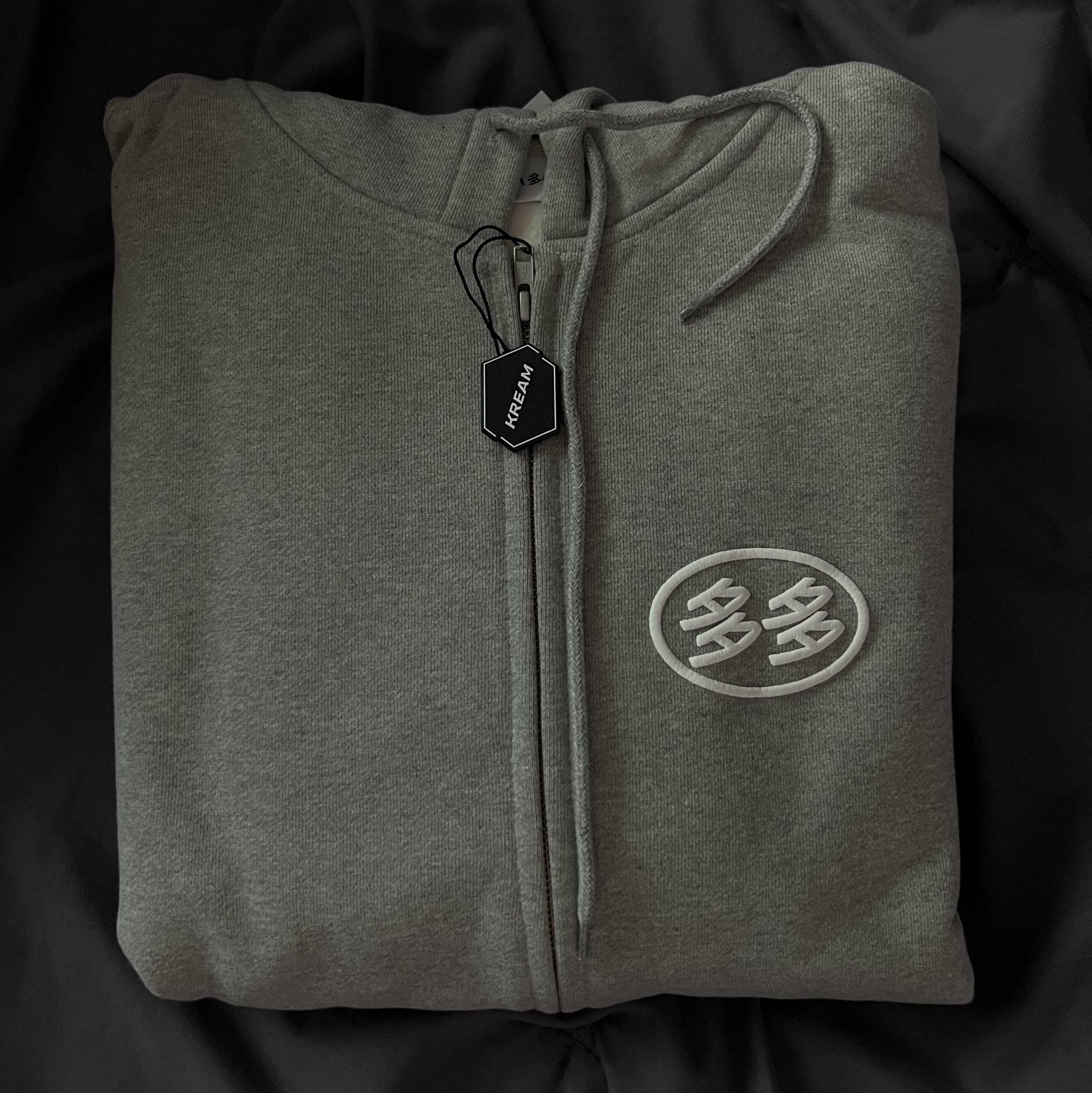 Dada Logo Hoodie Zip-Up Grey 착용 스타일