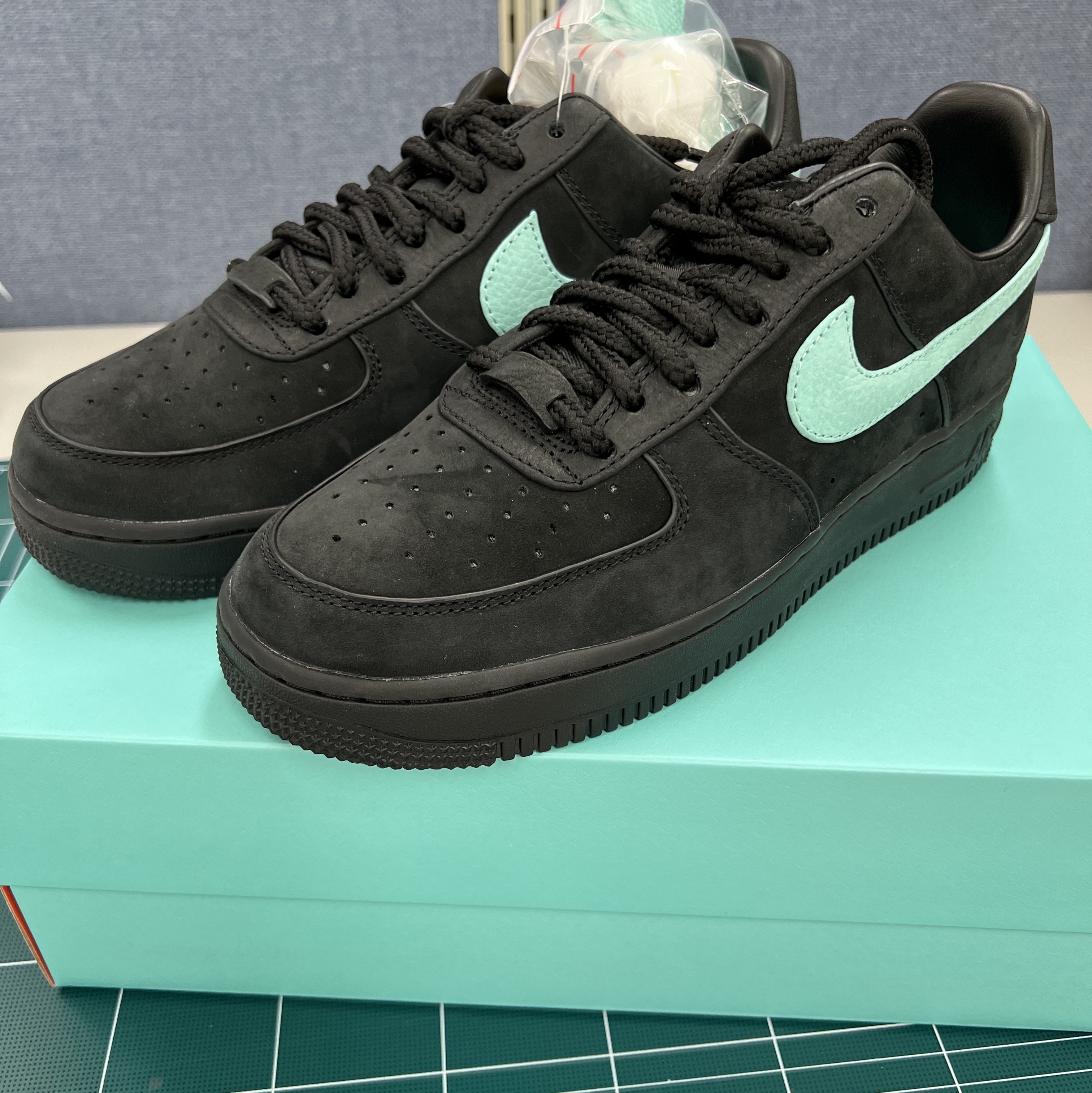 Nike x Tiffany & Co. Air Force 1 Low SP 1837 착용 스타일 - 2