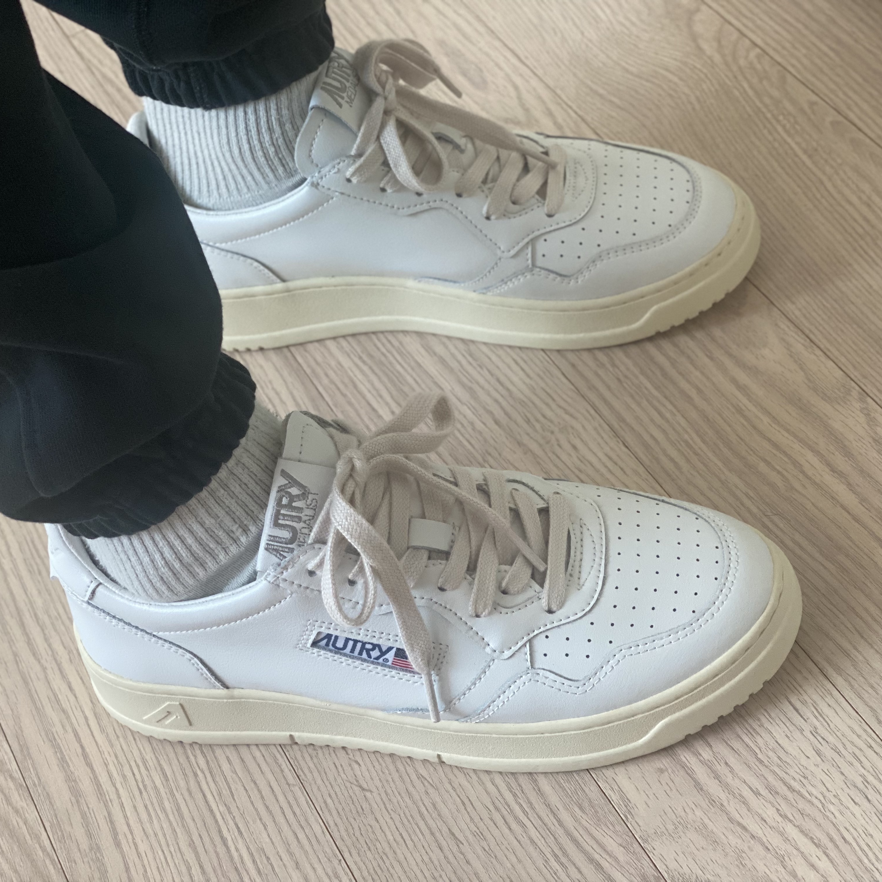 Autry Medalist Low Leather Sneakers White 착용 스타일 - 1