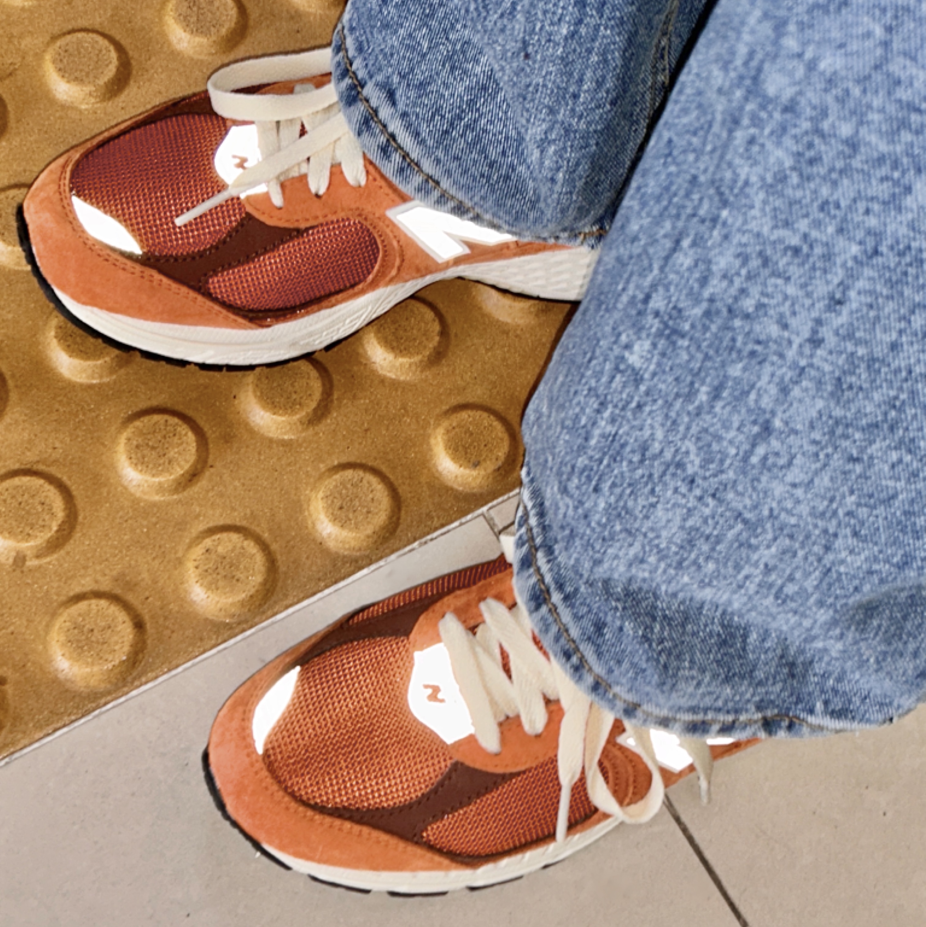 New Balance 2002R Rust Oxide 착용 스타일