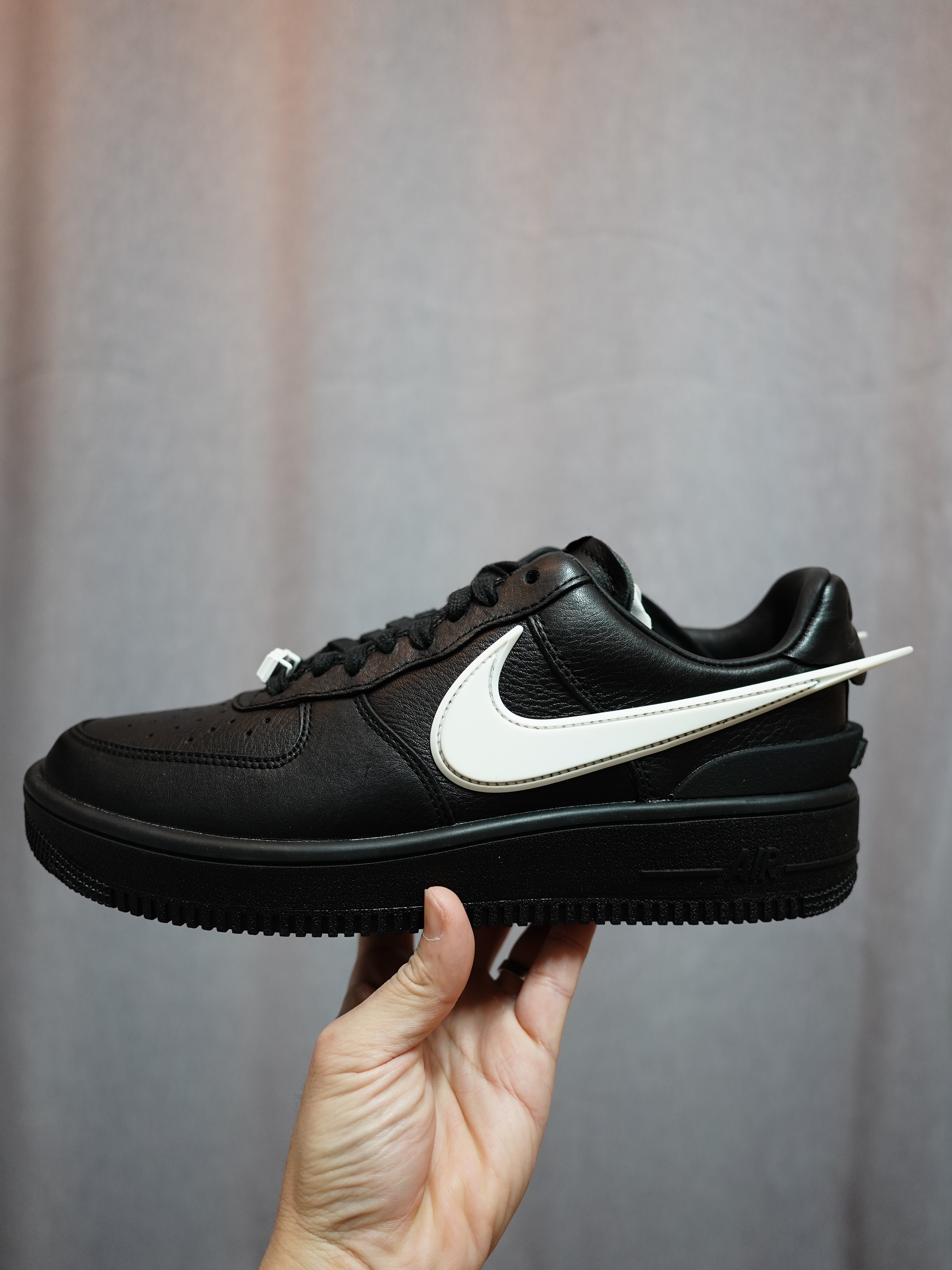 Nike x Ambush Air Force 1 Low SP Black 착용 스타일 - 3