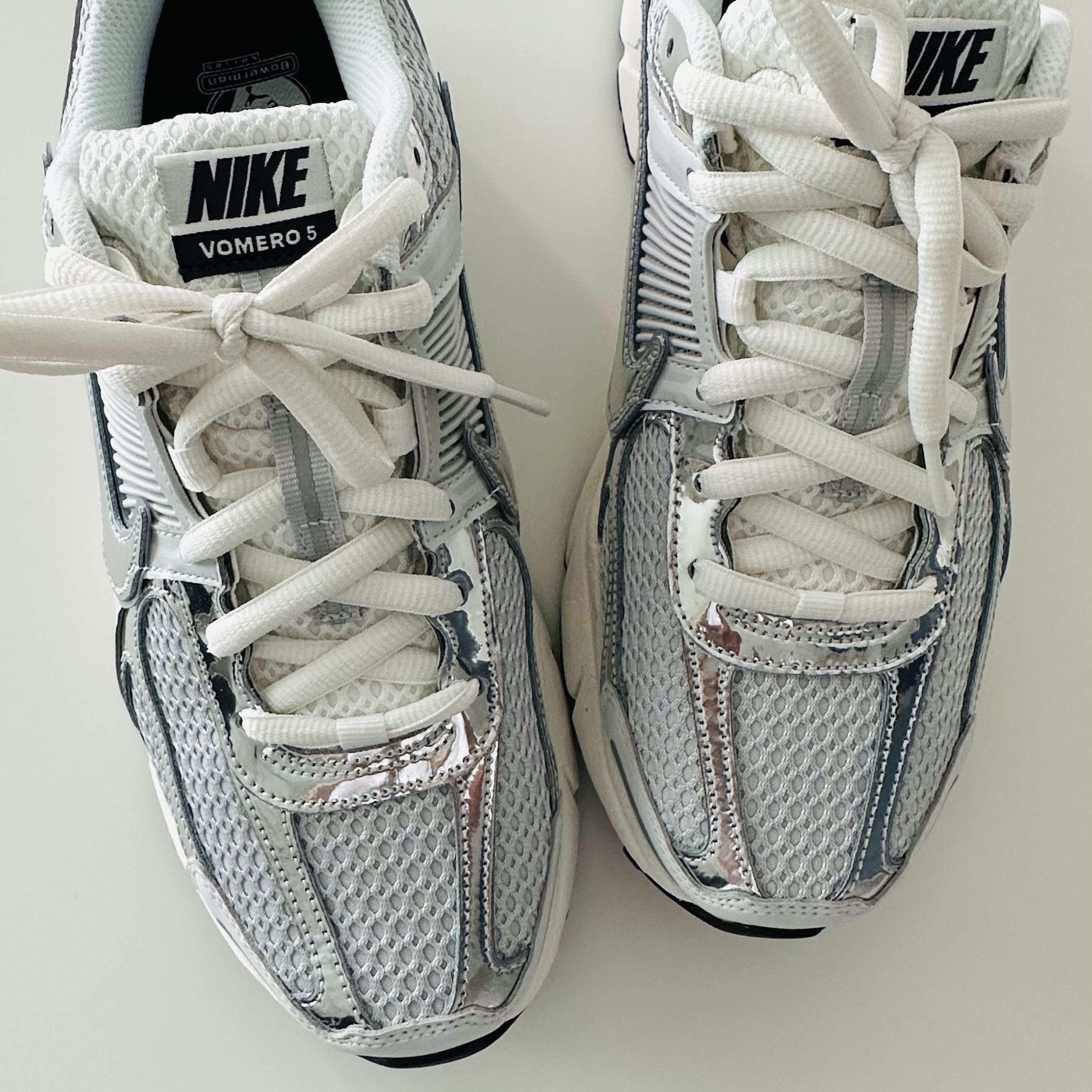 (W) Nike Zoom Vomero 5 Photon Dust and Metallic Silver 착용 스타일 - 2