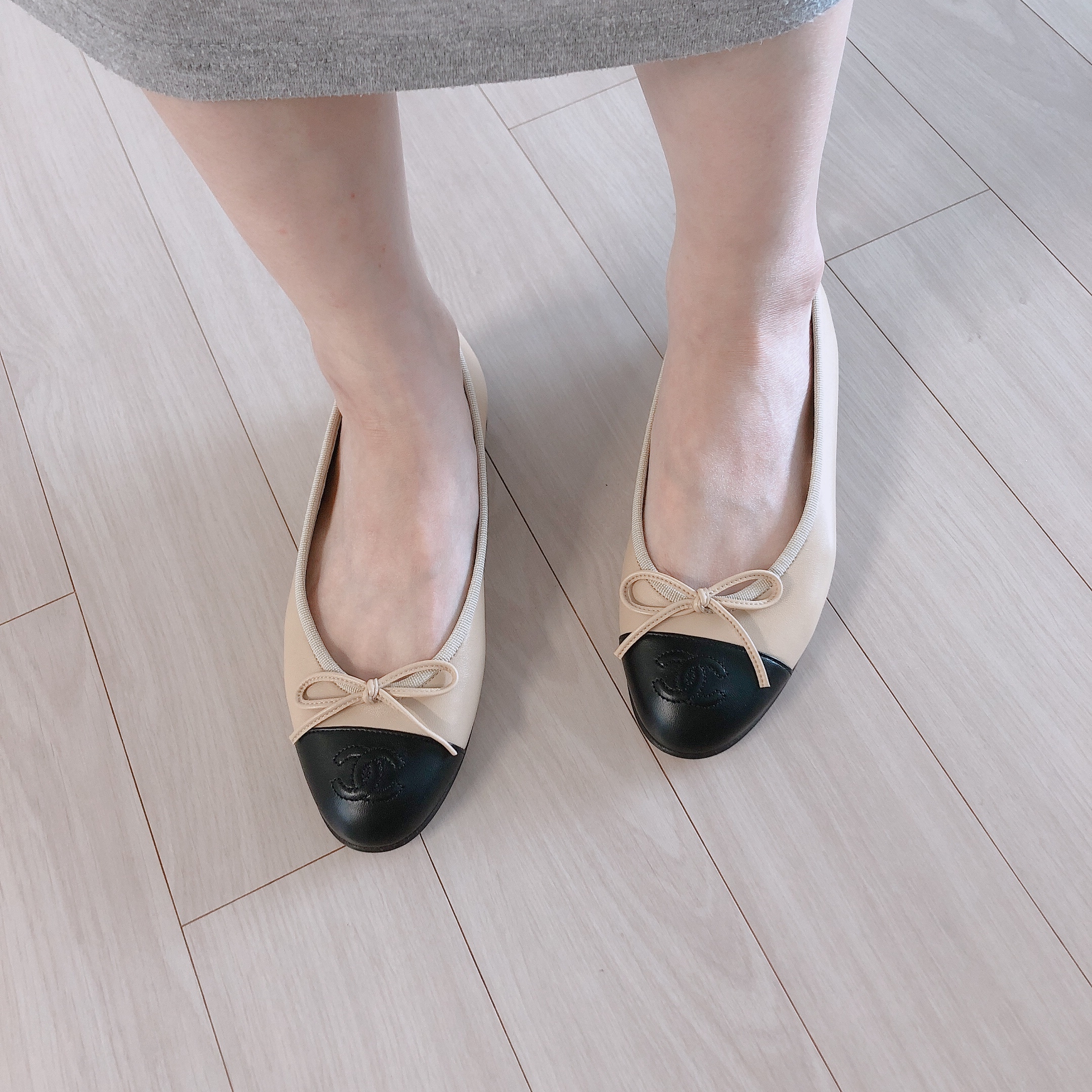 (W) Chanel Ballerina Flat Lambskin & Beige Black 착용 스타일 - 3