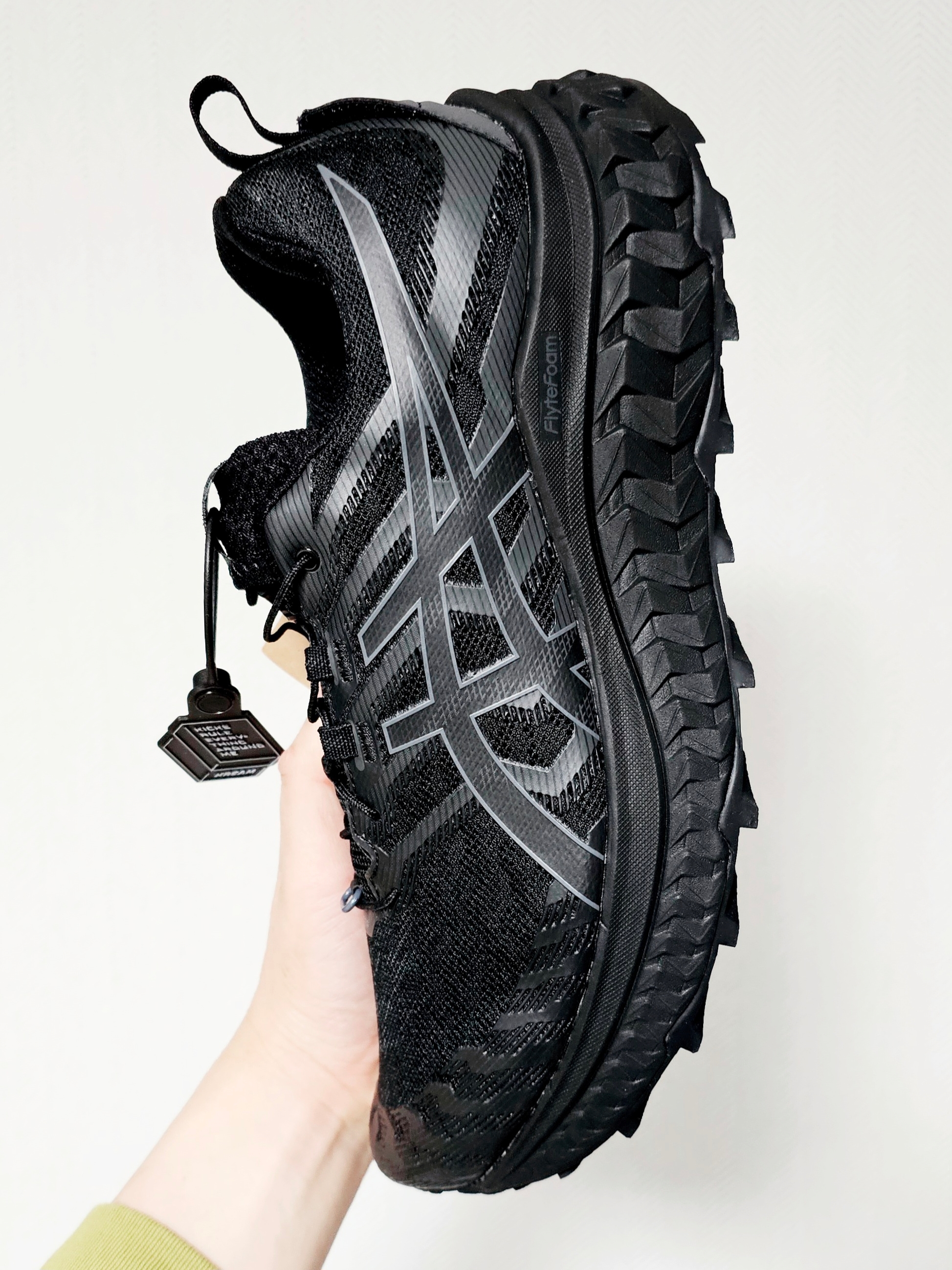Asics Trabuco Max Black 착용 스타일