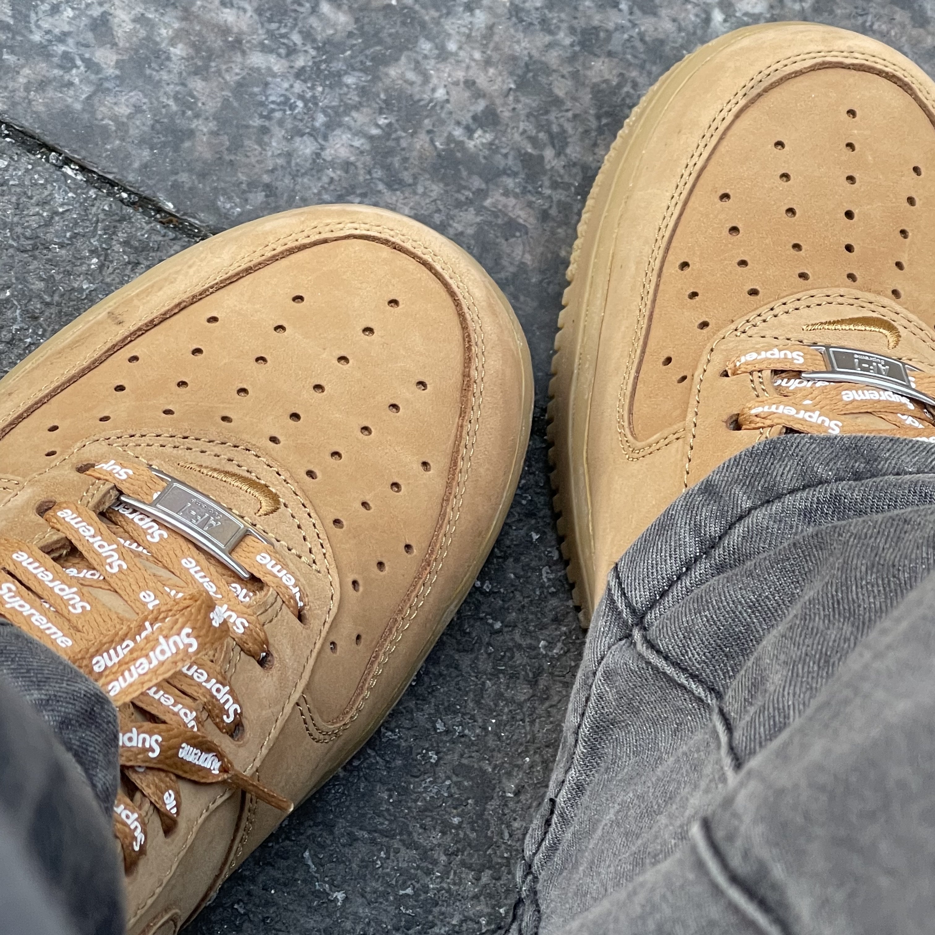 Nike x Supreme Air Force 1 Low Flax 착용 스타일