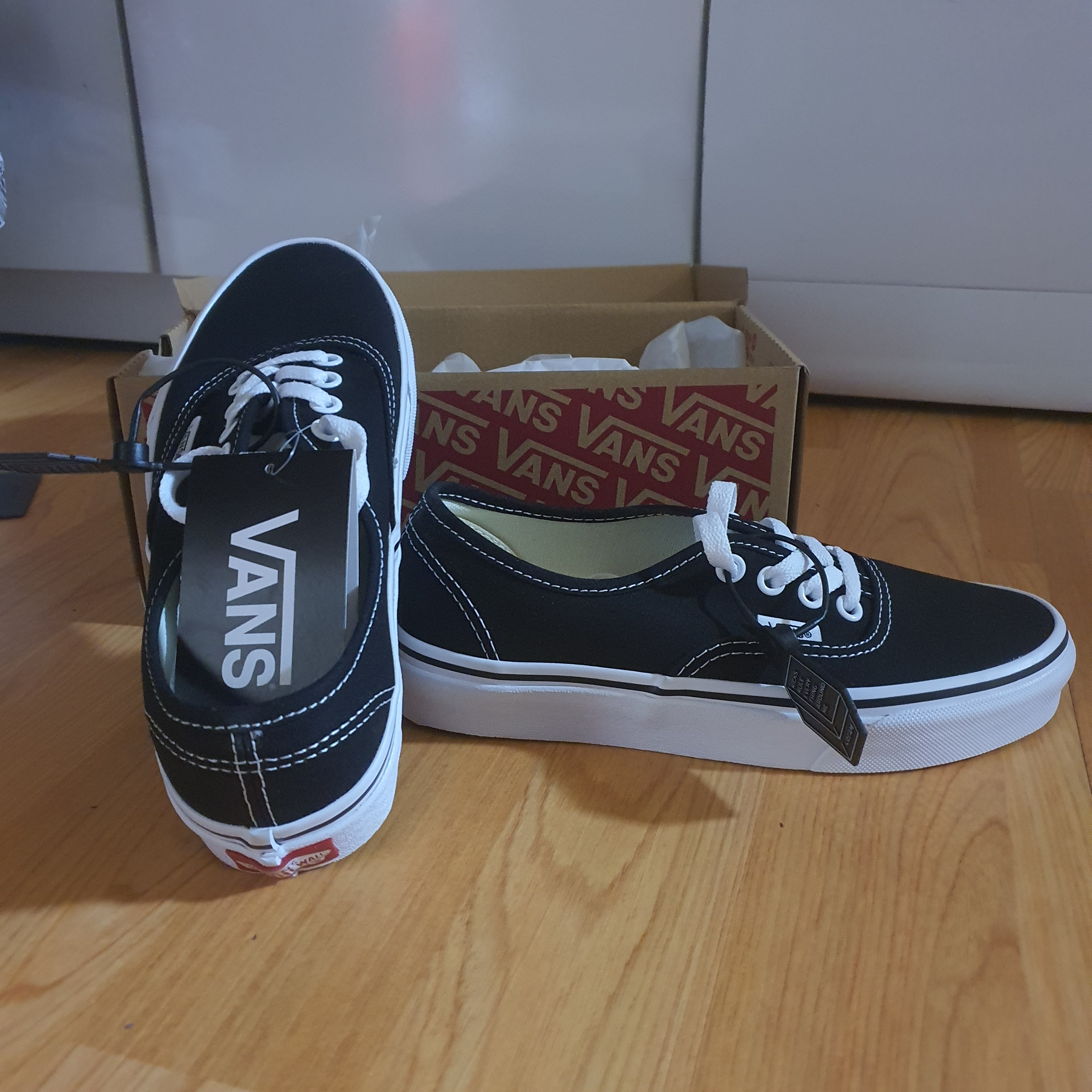 Vans Authentic Black White 착용 스타일 - 2
