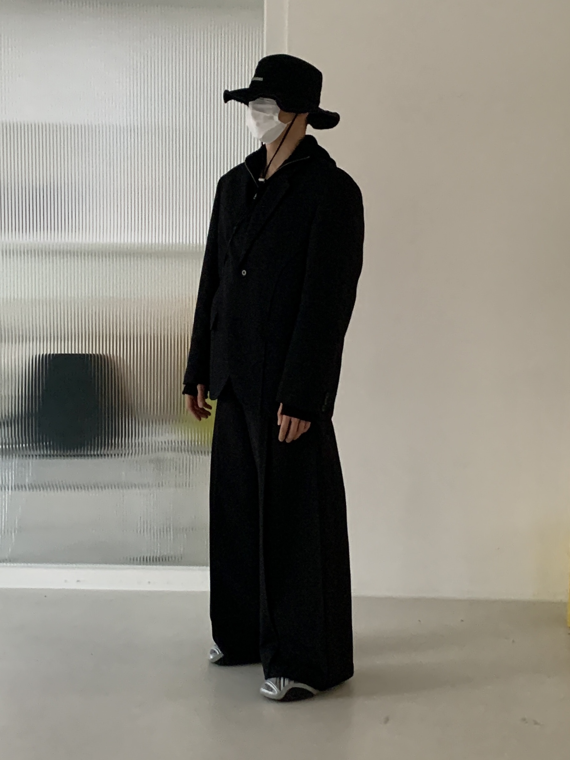 Jacquemus Le Bob Artichaut Bucket Hat Black, Balenciaga Tyrex Sneakers Black Grey 착용 스타일 - 1