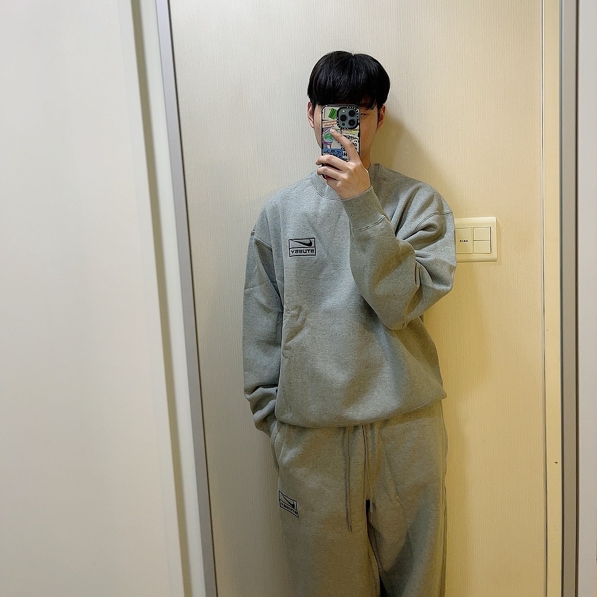 Nike x Stussy NRG Fleece Crewneck Dark Grey Heather (DO9337-063), Nike x Stussy NRG Fleece Pants Dark Grey Heather (DO9340-063) 착용 스타일