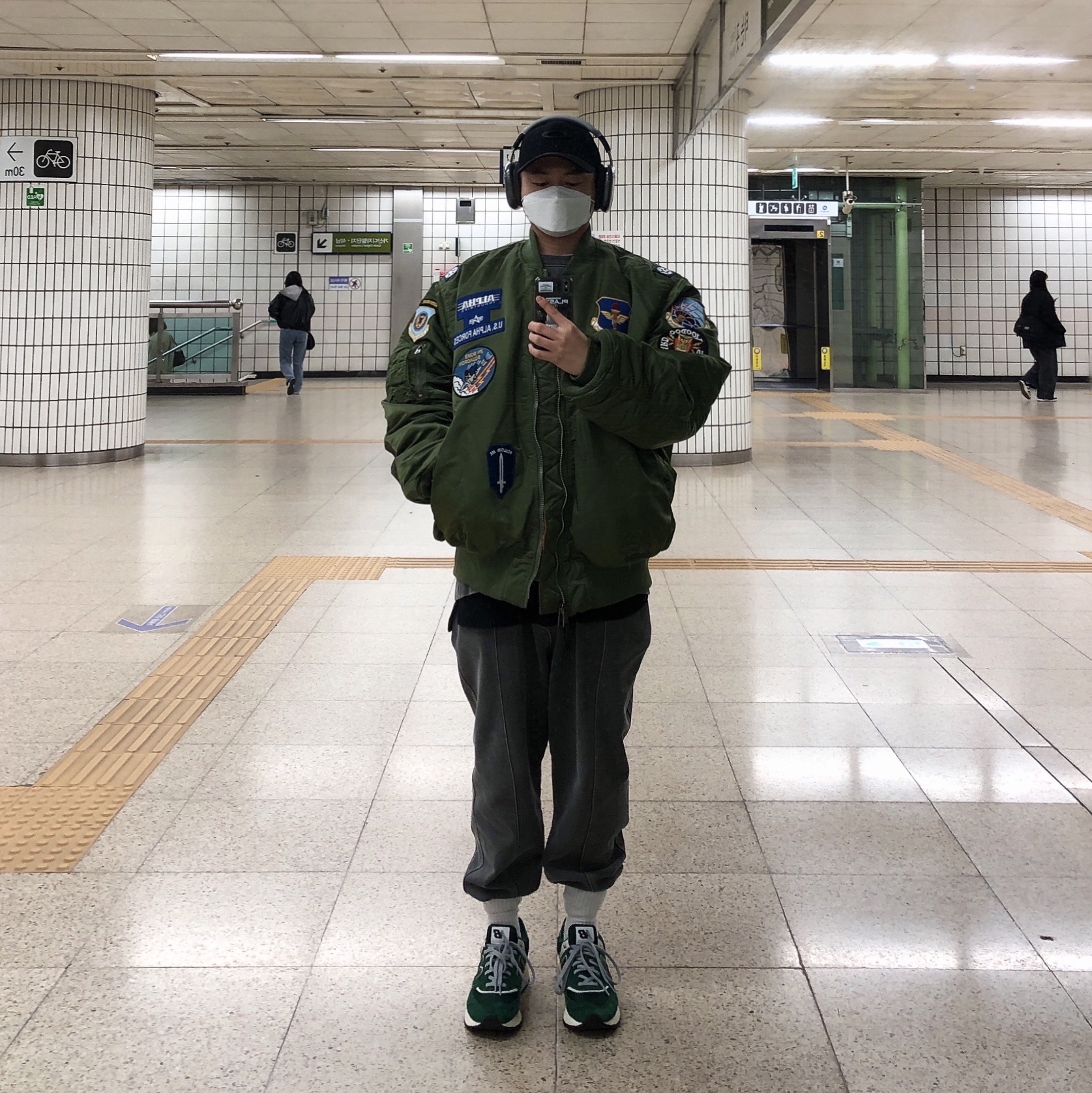 New Balance 574 Legacy Green, Apple AirPods Max Lightning Space Gray (Korean Ver.) 착용 스타일 - 2
