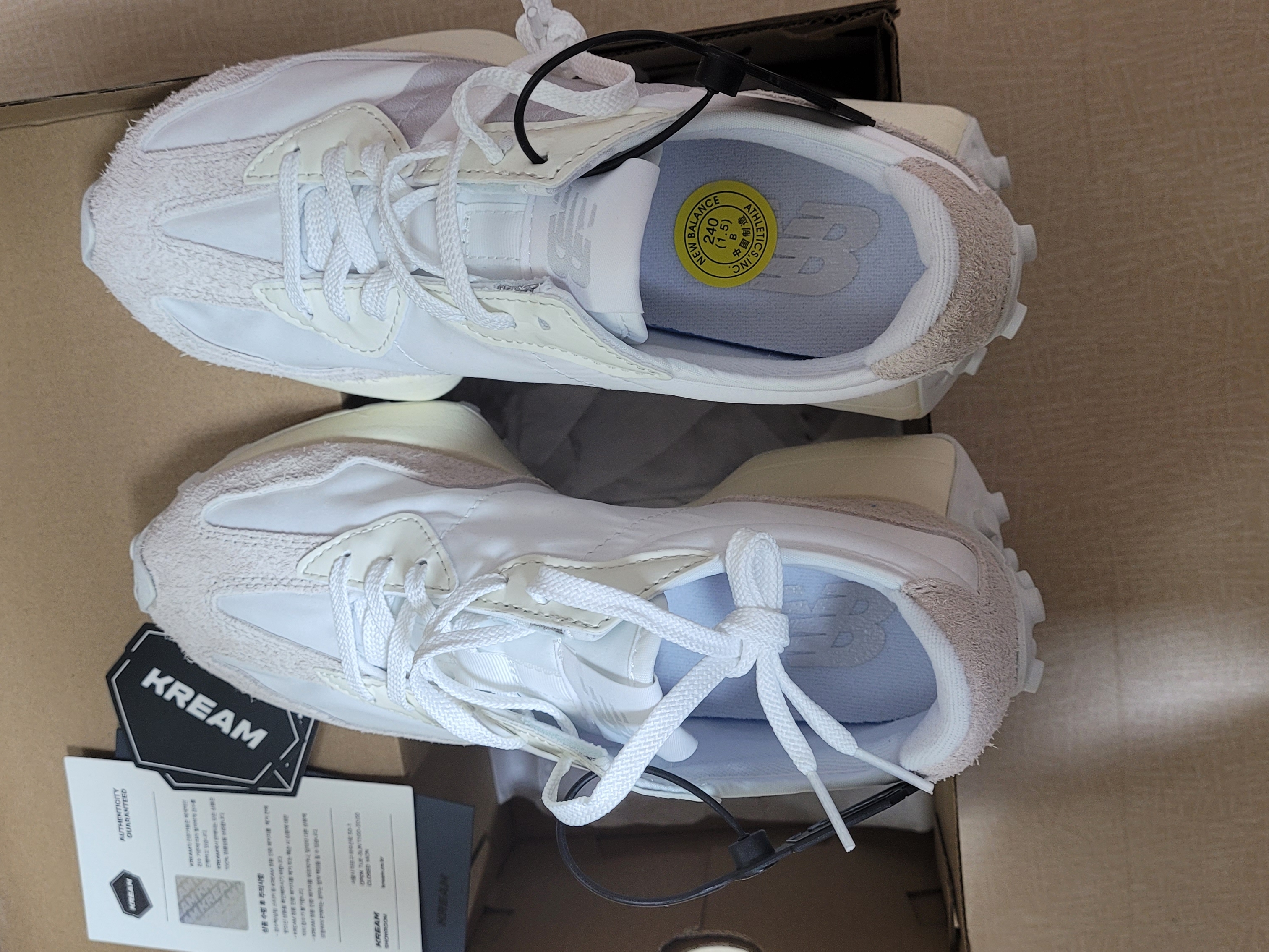 (W) New Balance 327 White Moonbeam 착용 스타일
