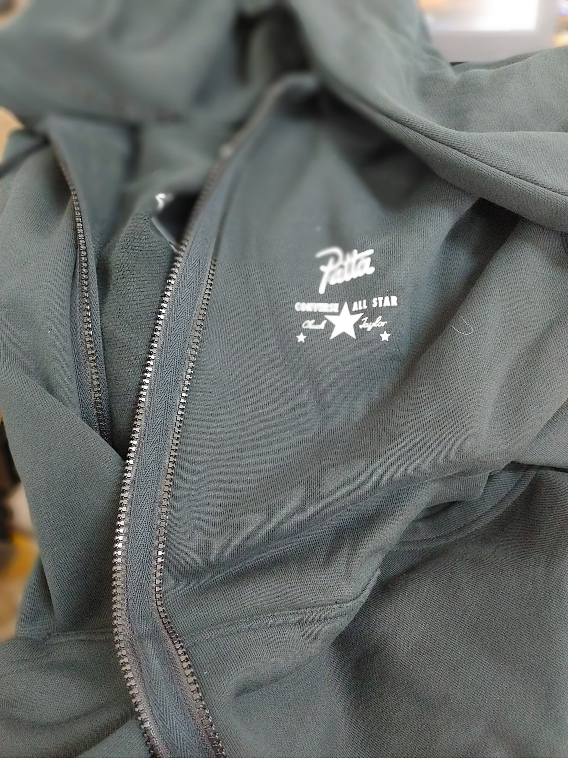 Converse x Patta Four Leaf Clover Utility Fleece Hoodie Black 착용 스타일 - 2
