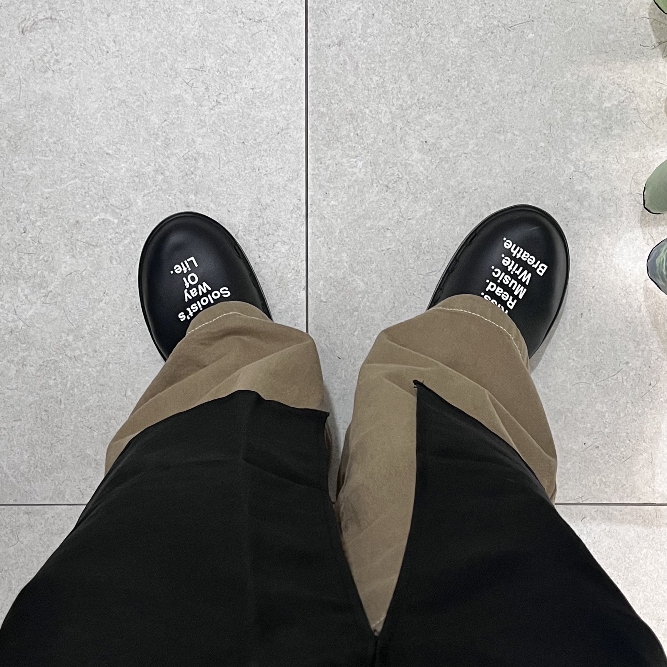 Oofos x Takahiromiyashita The Soloist The Soloist's Way Of Life Clog Black White 착용 스타일