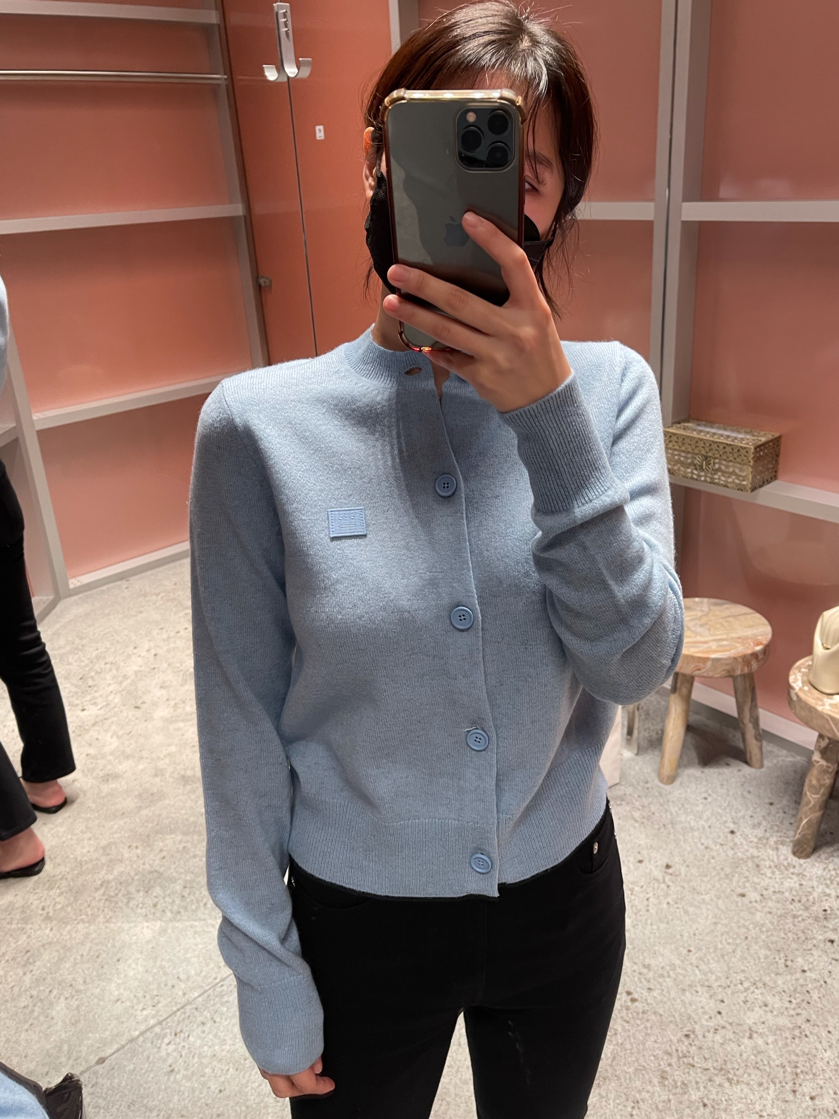 (W) Acne Studios Face Crewneck Cardigan Powder Blue 착용 스타일 - 1