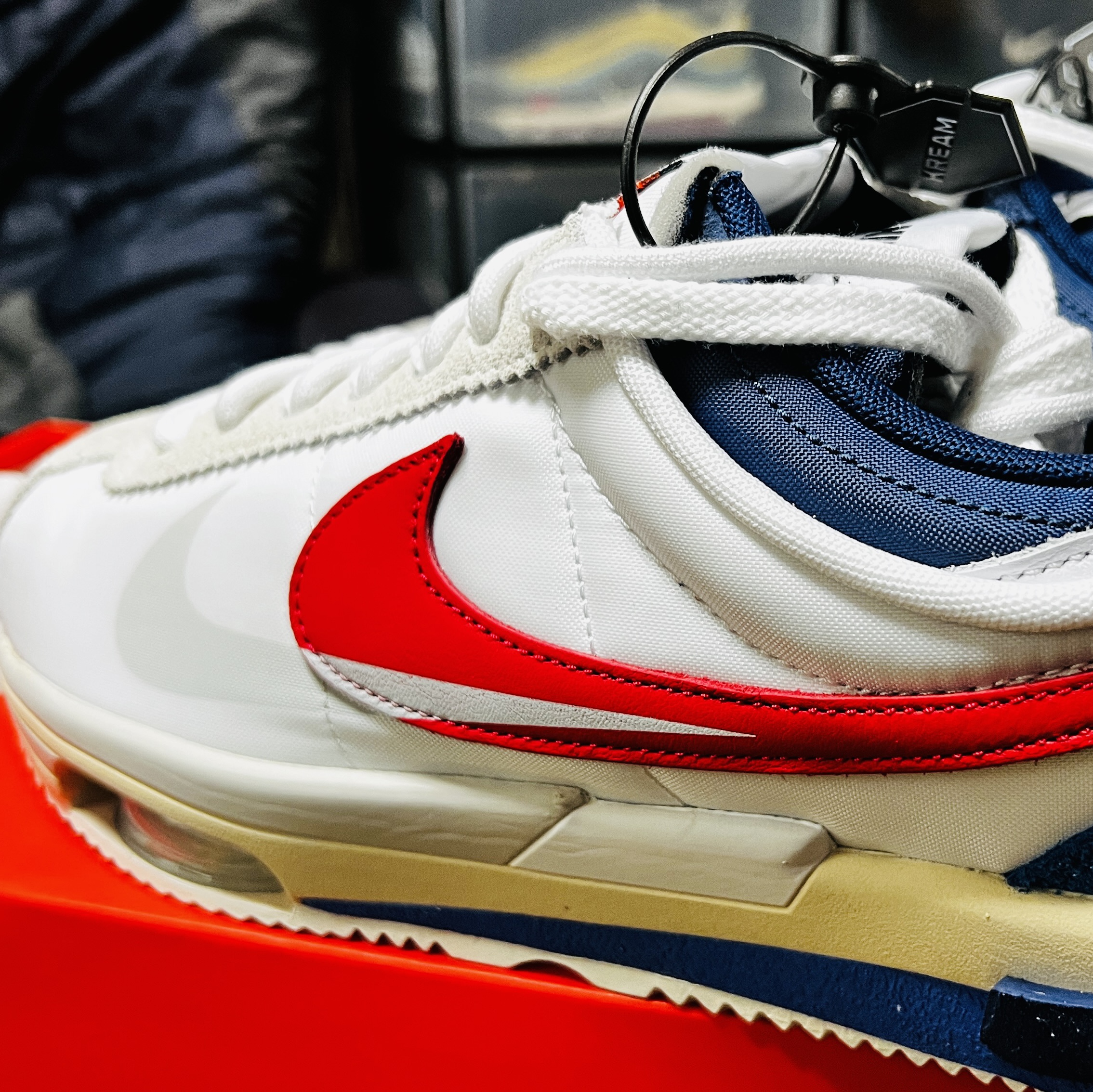 Nike x Sacai Zoom Cortez SP White and University Red 착용 스타일 - 2