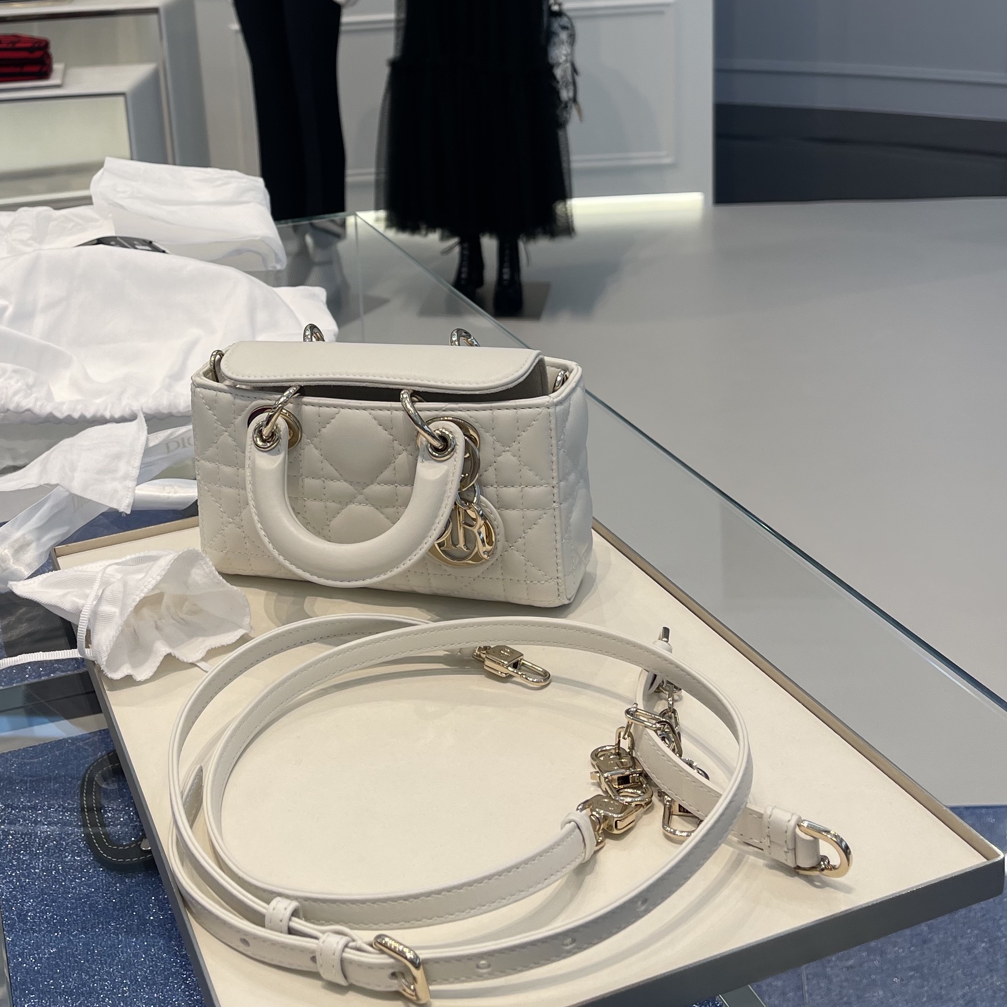 Dior Lady D-Joy Bag Cannage Lambskin Latte 착용 스타일 - 3
