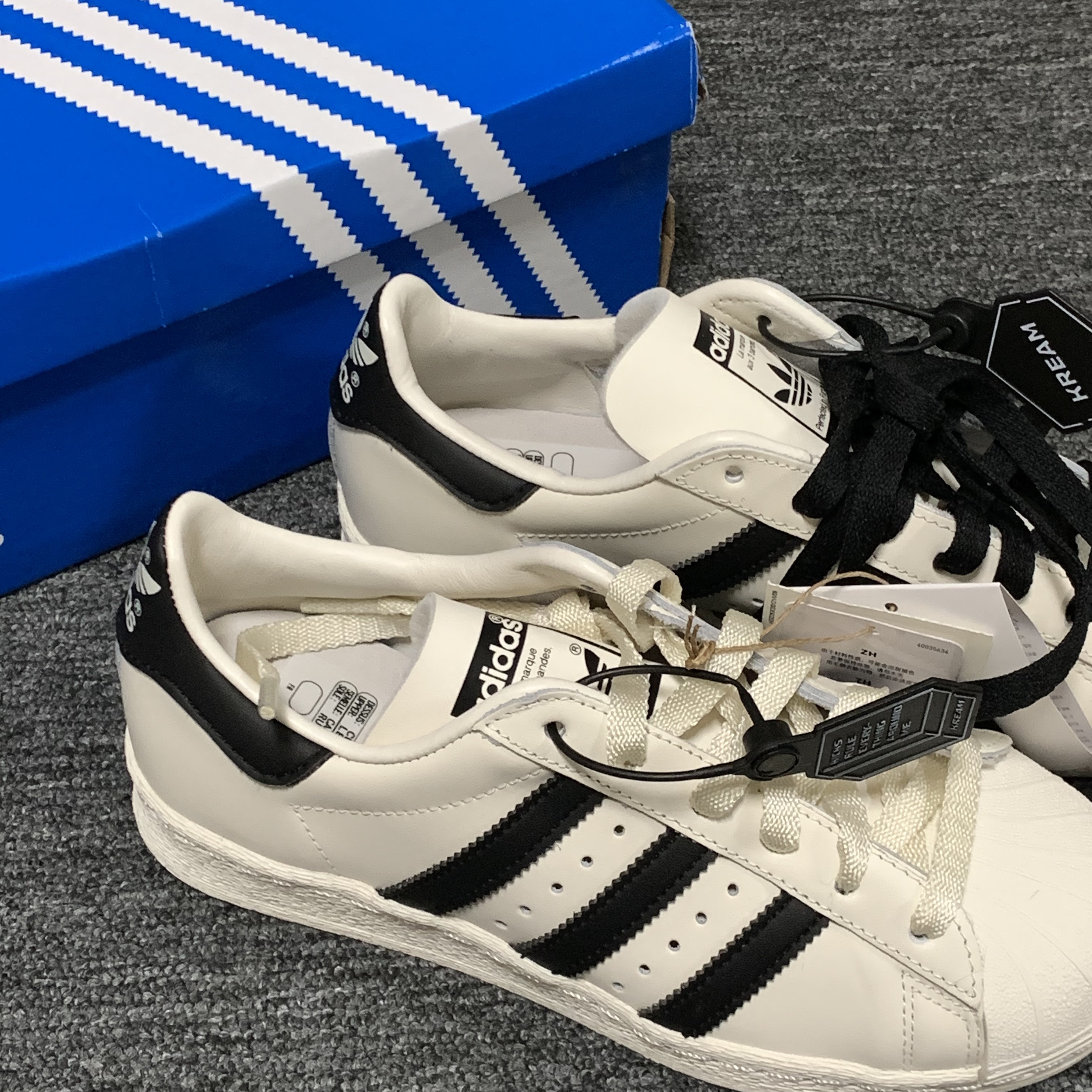 Adidas Superstar 82 White Black 착용 스타일