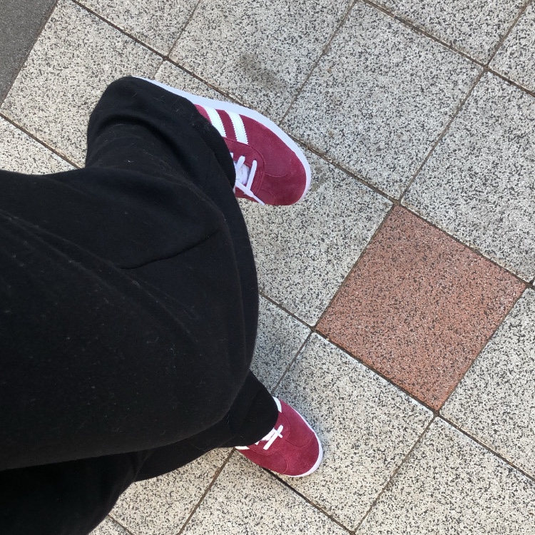 Adidas Gazelle Collegiate Burgundy 착용 스타일