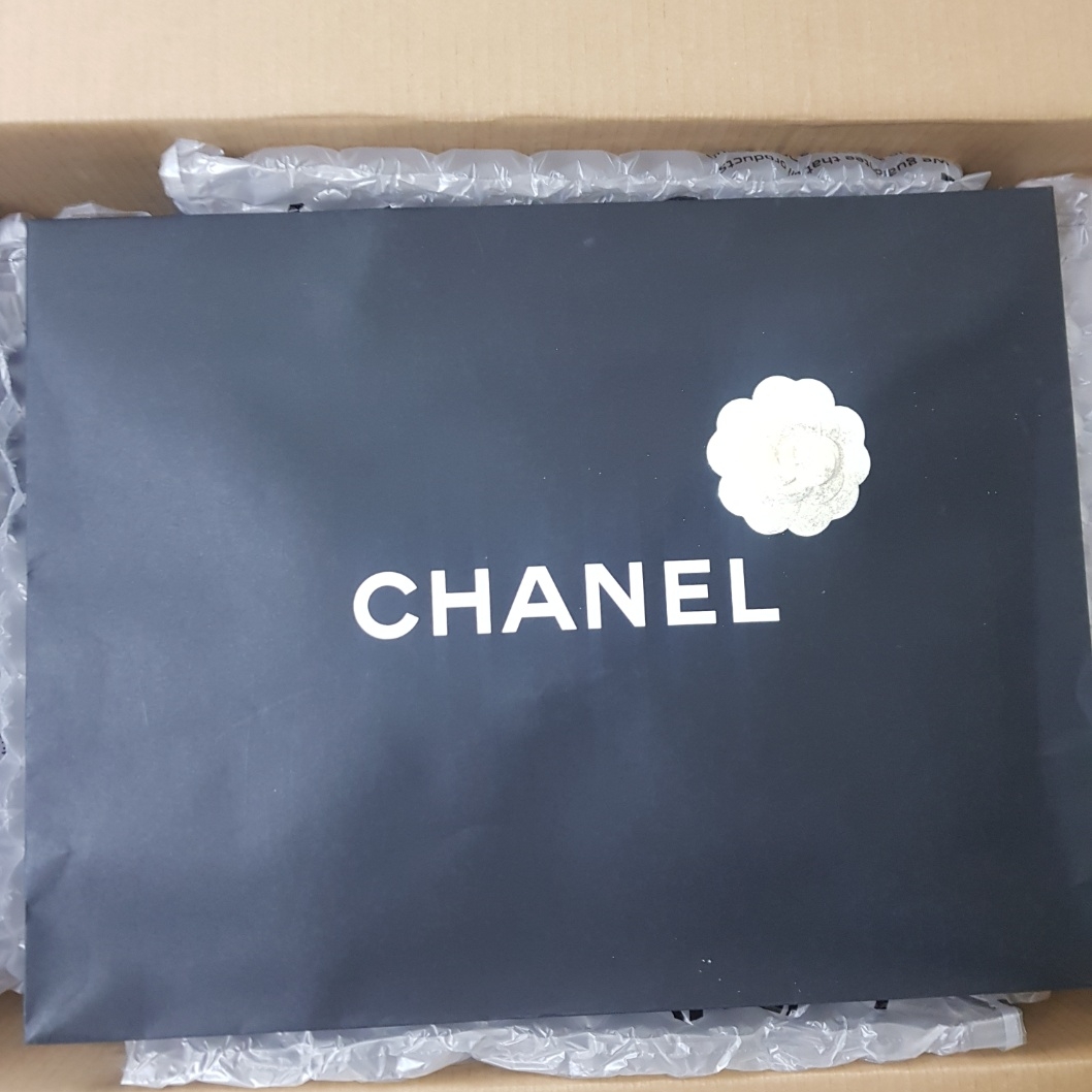 Chanel Medium Boy Chanel Handbag Grained Calfskin & Ruthenium Black 착용 스타일 - 4