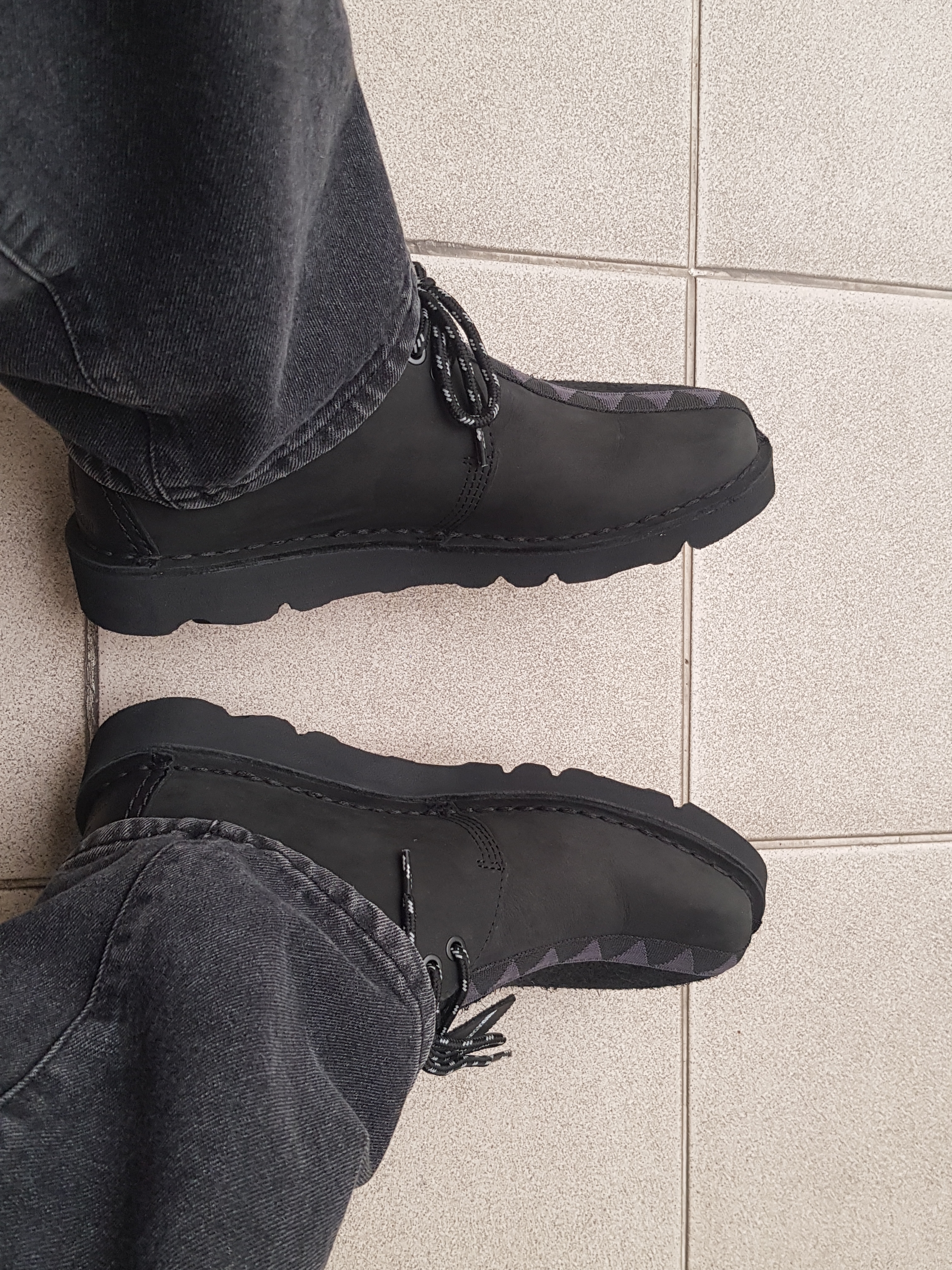 Clarks x Neighborhood Desert Trek GTX Black 착용 스타일