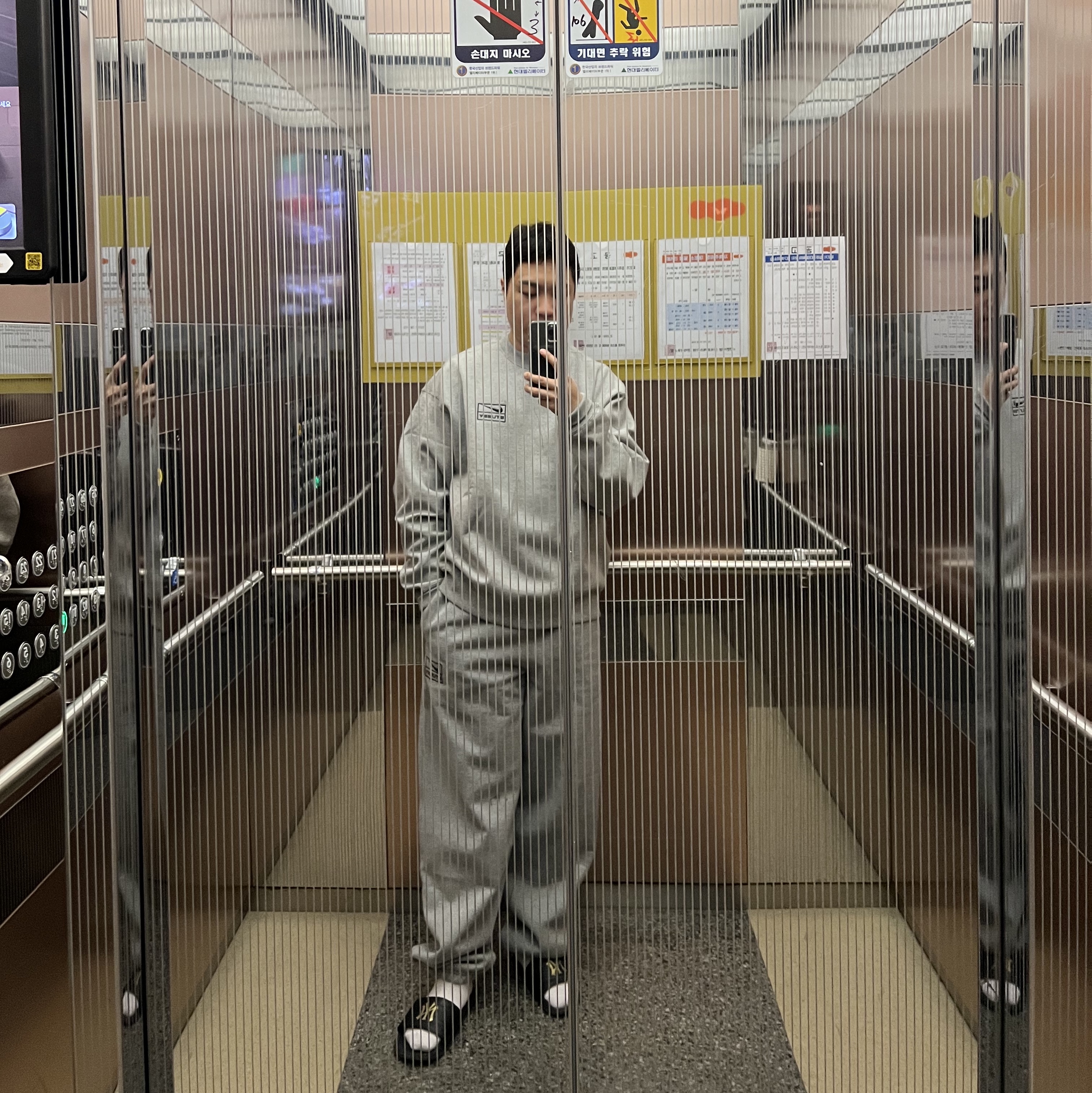 Nike x Stussy NRG Fleece Crewneck Dark Grey Heather (DO9337-063), Nike x Stussy NRG Fleece Pants Dark Grey Heather (DO9340-063) 착용 스타일