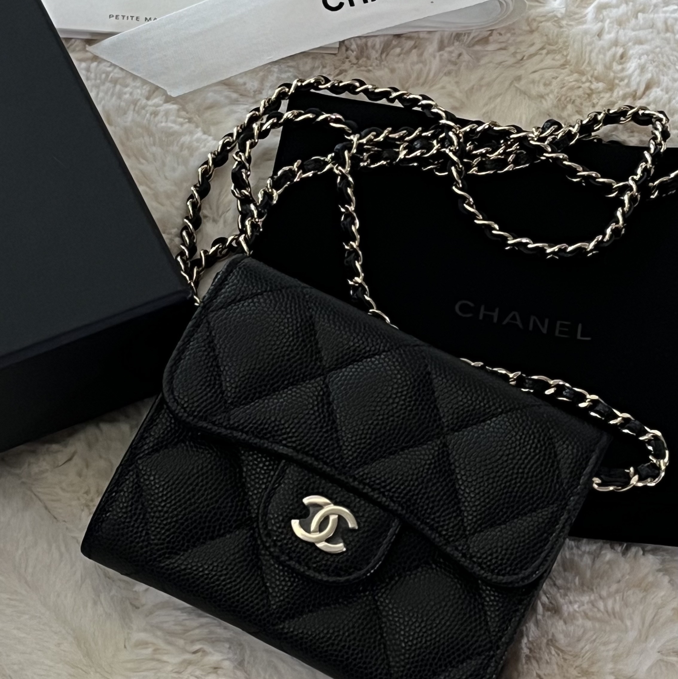 Chanel Classic Clutch With Chain Grained Calfskin & Gold Black 착용 스타일