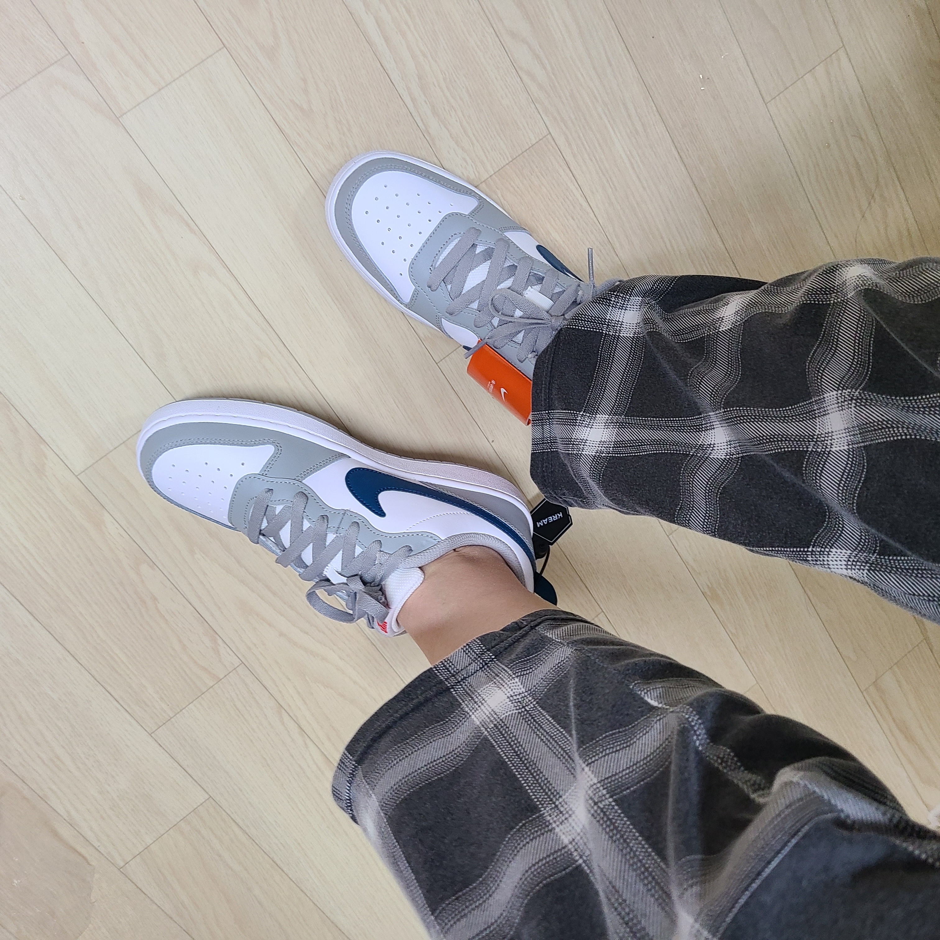 (GS) Nike Court Borough Low 2 Light Smoke Grey 착용 스타일