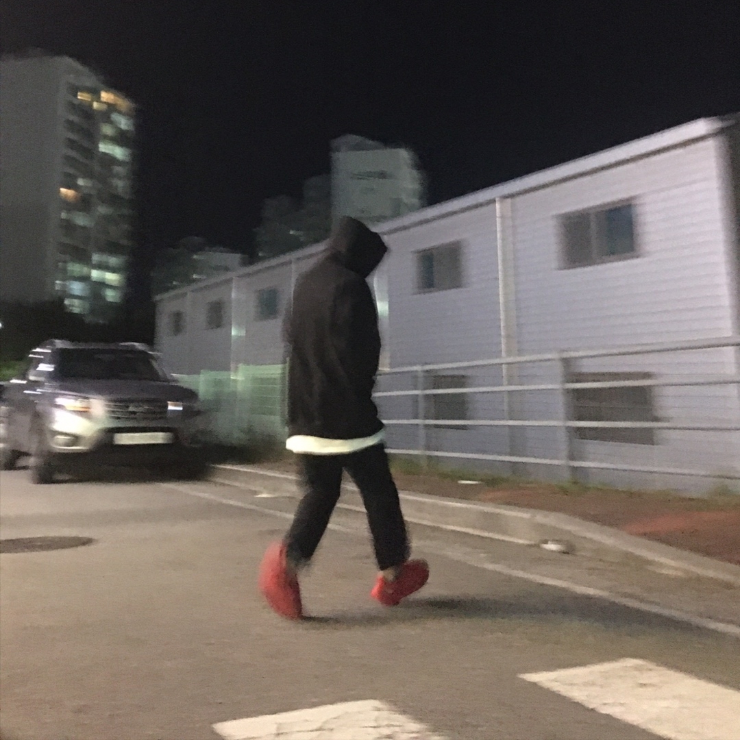 Adidas Yeezy Foam RNNR Vermilion 착용 스타일
