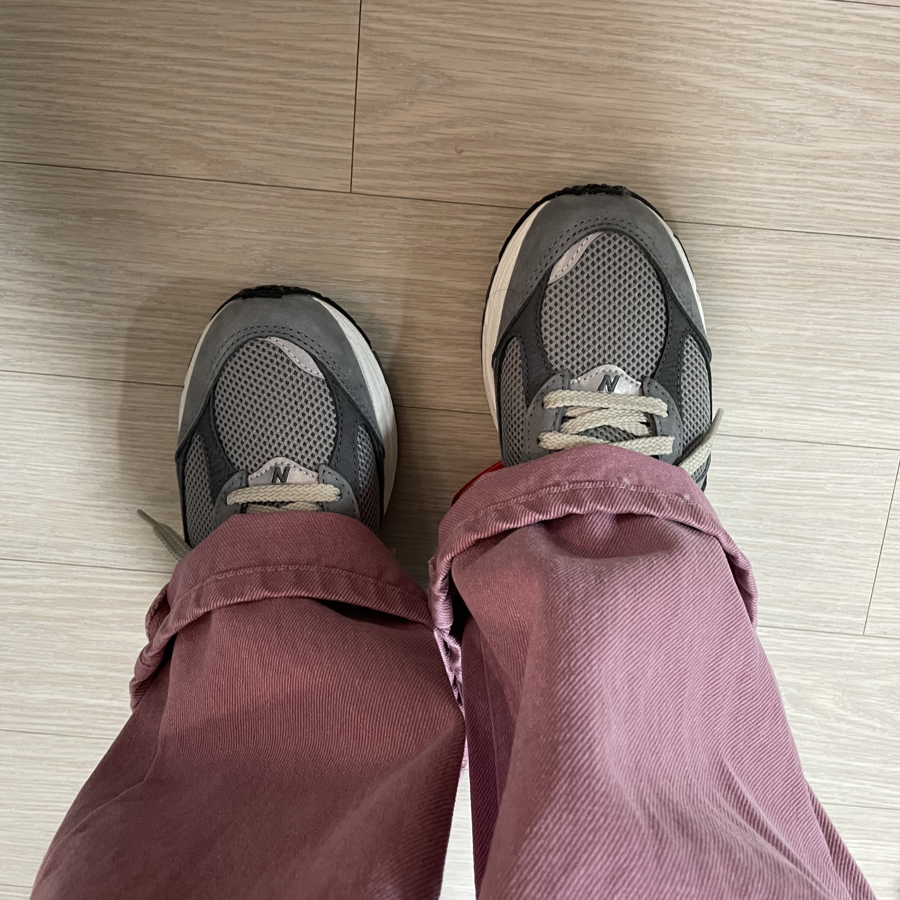 New Balance 2002R Premium Vintage Grey 착용 스타일 - 2