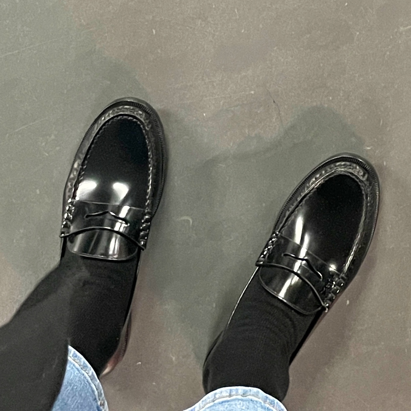 (W) Saint Laurent Smooth Leather Monogram Penny Slippers Black 착용 스타일 - 4