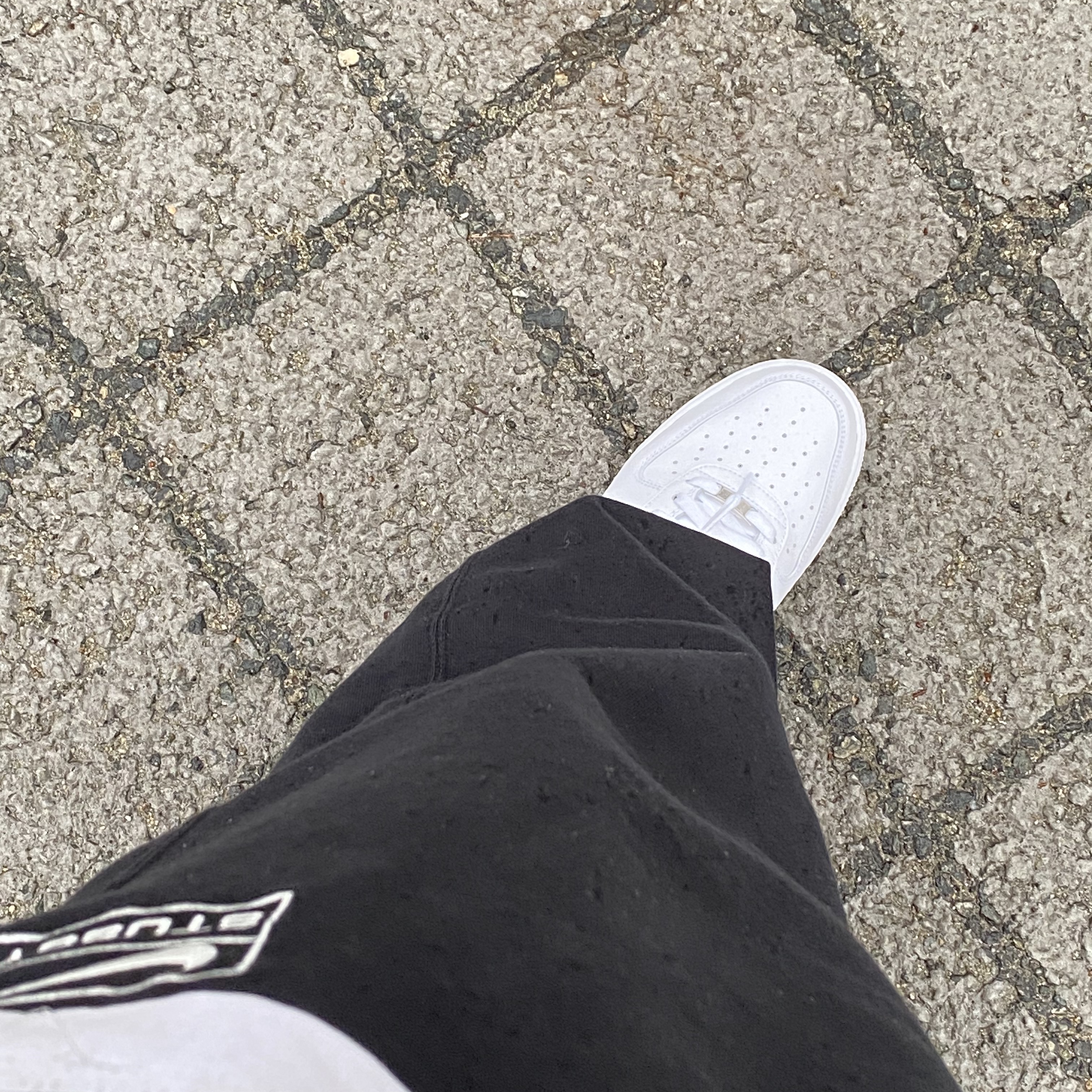 Nike x Stussy NRG Washed Fleece Pants Black (DO5296-010), Nike Air Force 1 '07 Low White 착용 스타일