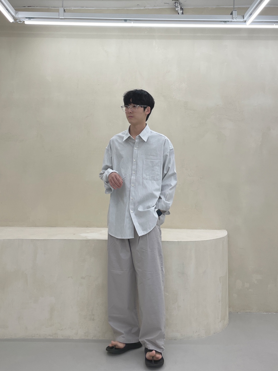Oofos OOriginal Black 착용 스타일 - 1