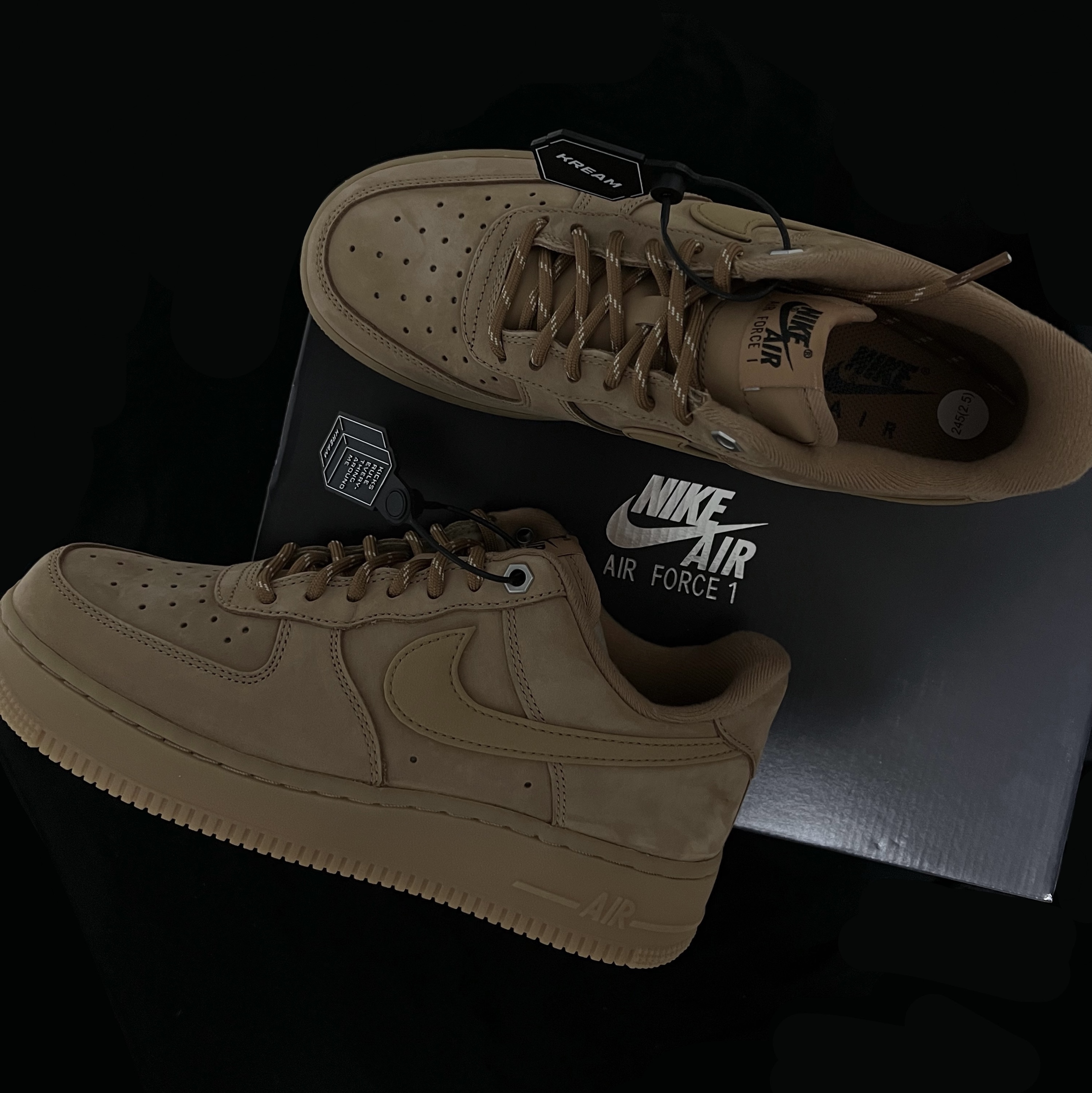 Nike Air Force 1 '07 WB Flax, Maison Kitsune Grey Fox Head Patch Classic Sweatshirt Black 착용 스타일 - 4