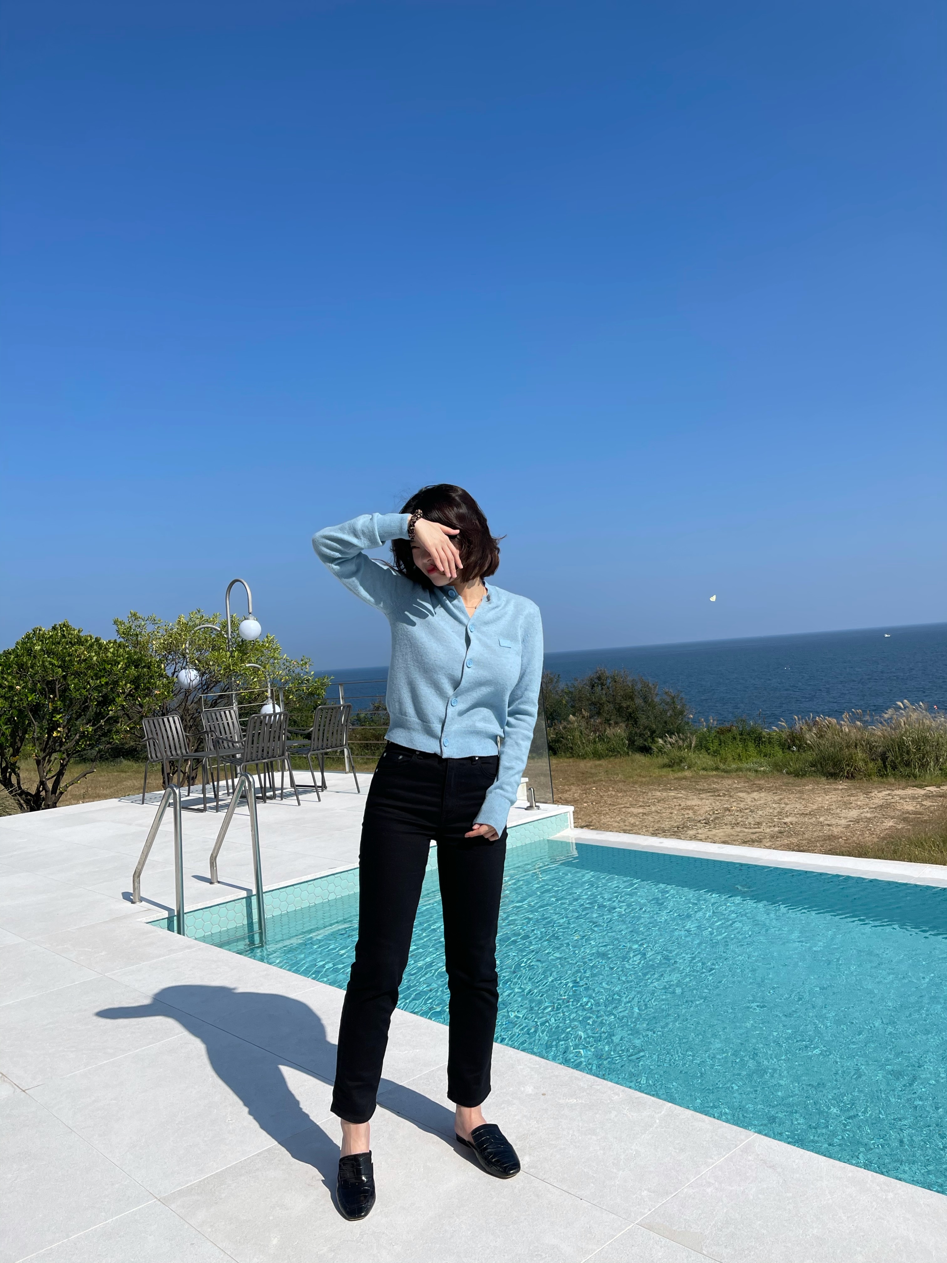 (W) Acne Studios Face Crewneck Cardigan Powder Blue 착용 스타일 - 3