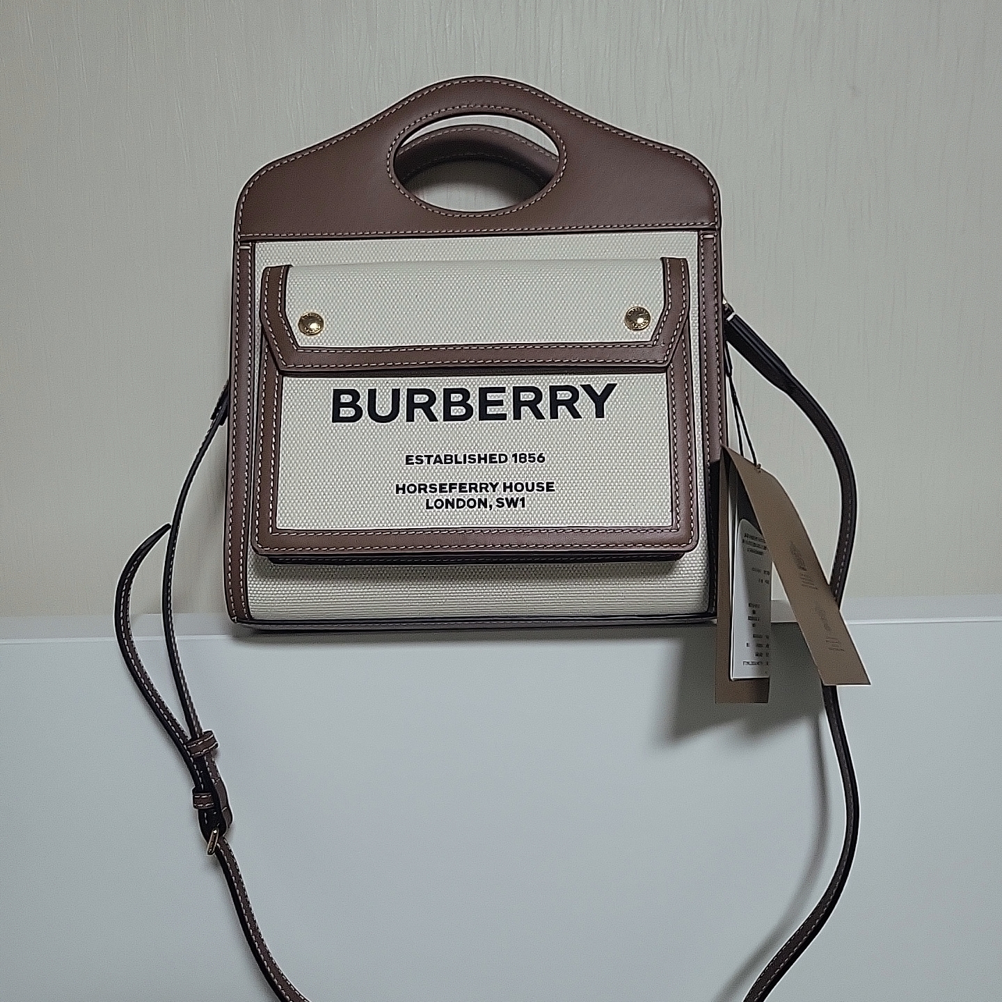 Burberry Mini Two-Tone Canvas and Leather Pocket Bag Natural Malt Brown 착용 스타일 - 1