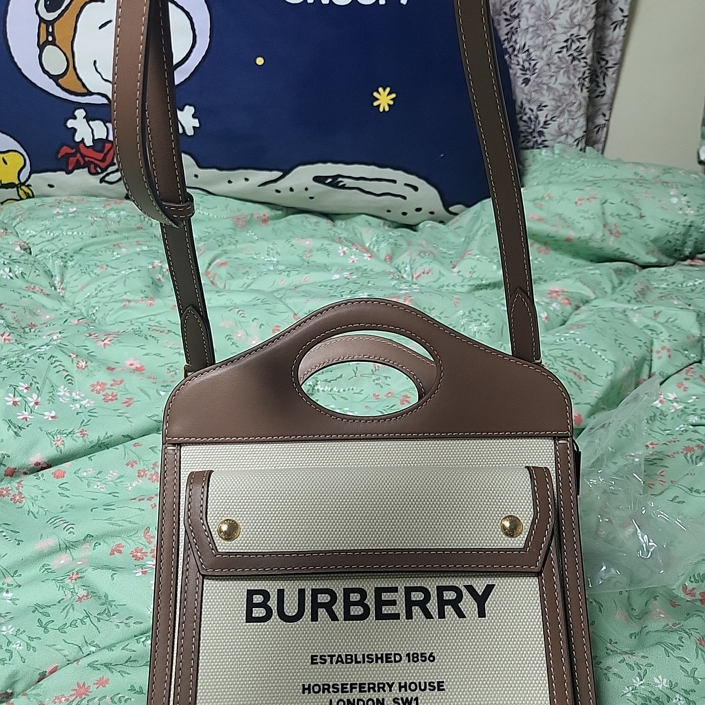 Burberry Mini Two-Tone Canvas and Leather Pocket Bag Natural Malt Brown 착용 스타일 - 2
