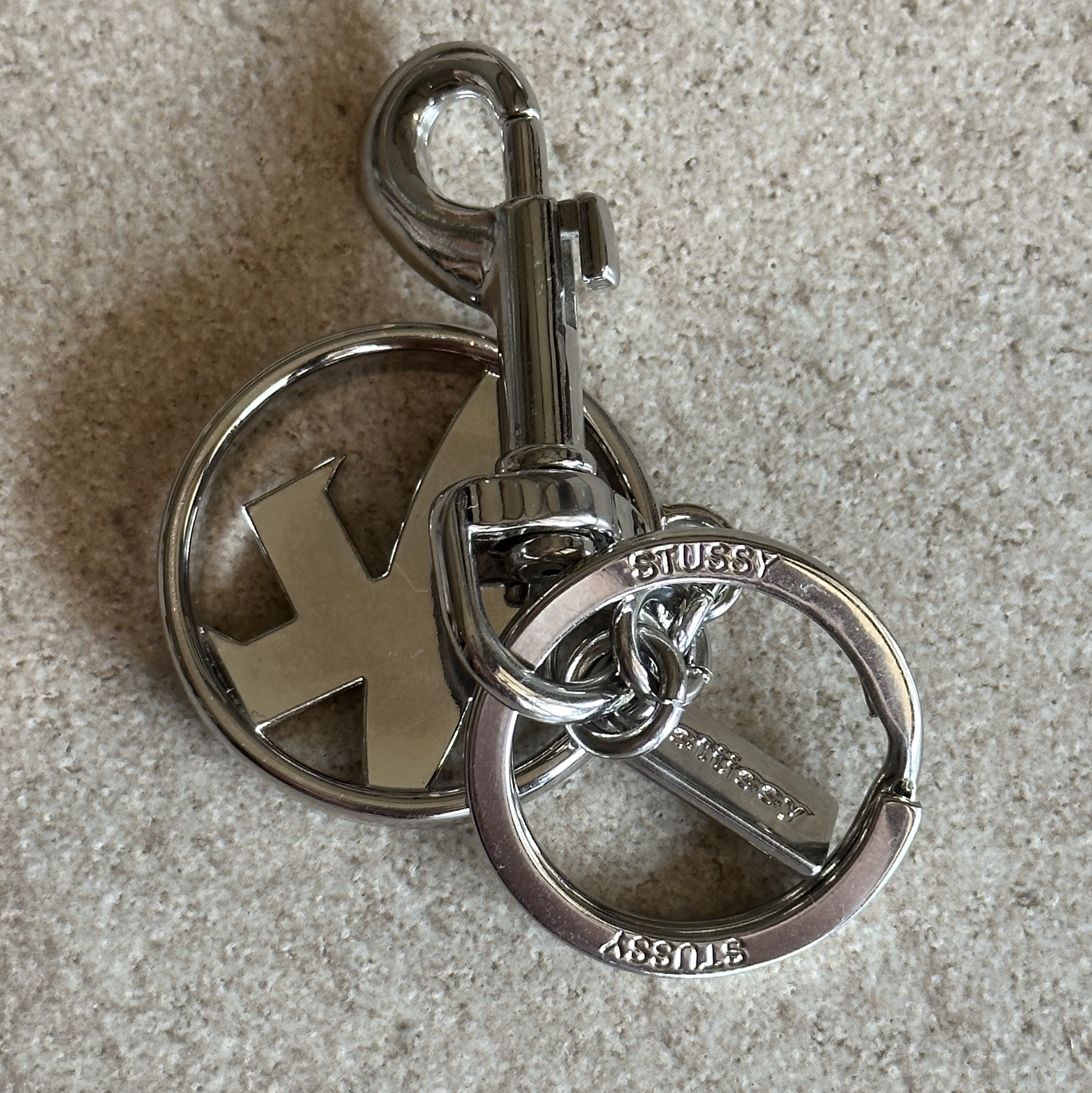 Stussy Surfman Keychain Silver 착용 스타일 - 3