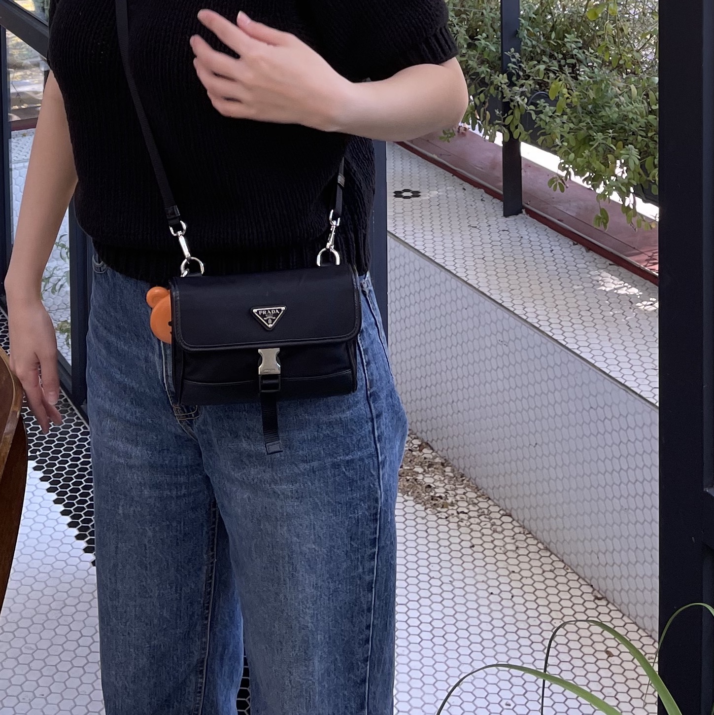 Prada Re-Nylon and Saffiano Leather Smartphone Case Black 착용 스타일 - 2
