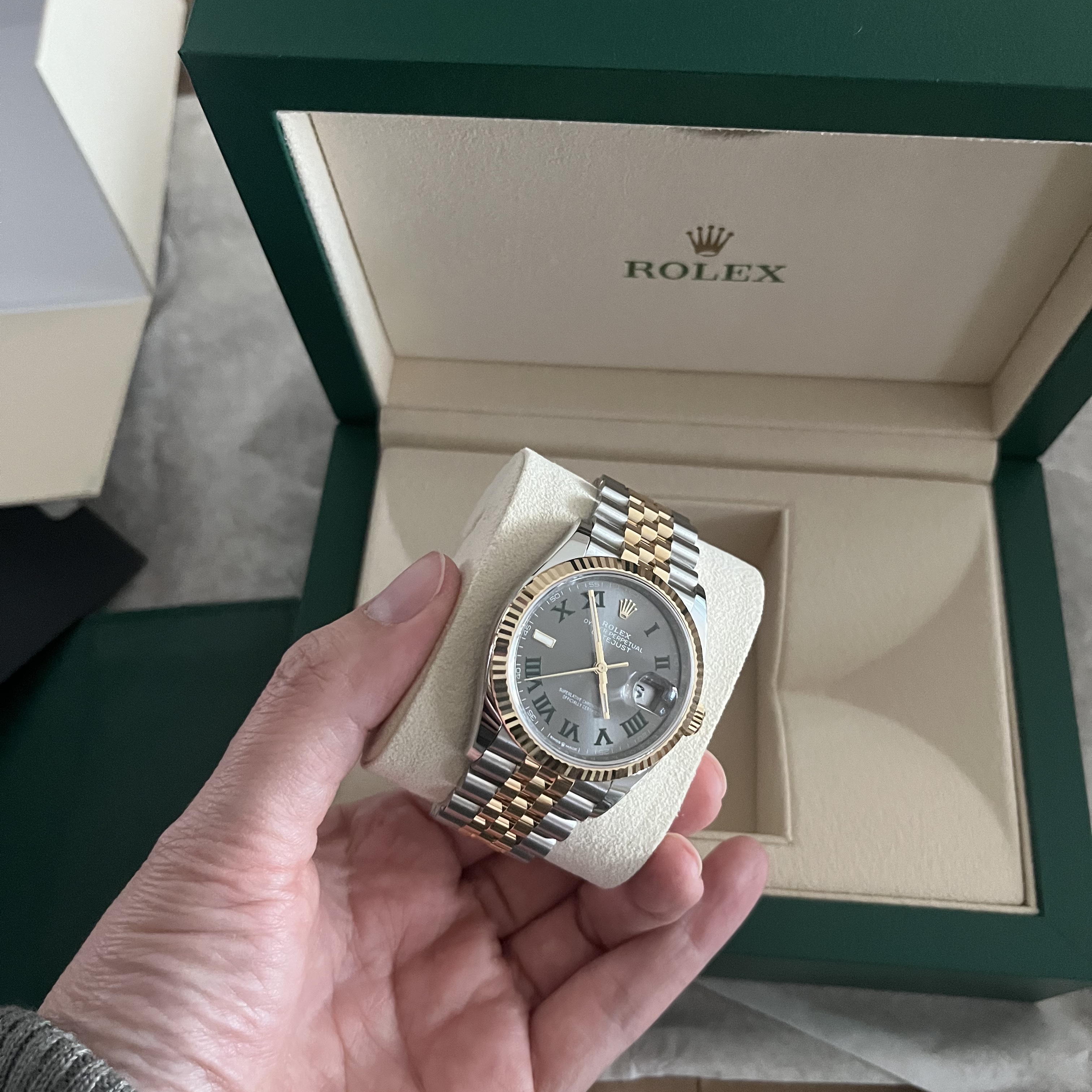 Rolex Datejust 36mm 126233 Slate Roman Jubilee 착용 스타일
