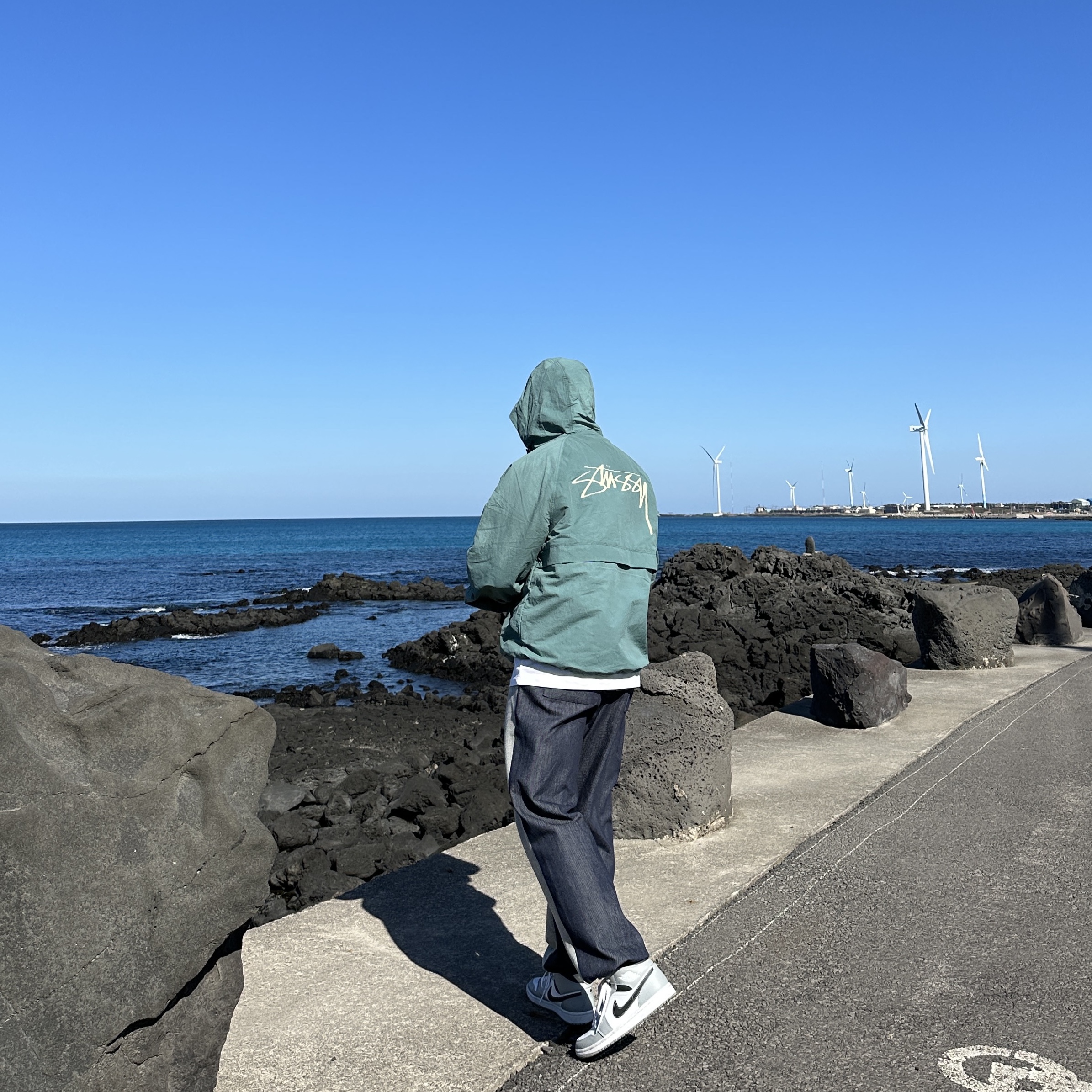 Stussy Wave Dye Beach Shell Jacket Atlantic, Jordan 1 Mid Light Smoke Grey Anthracite 착용 스타일