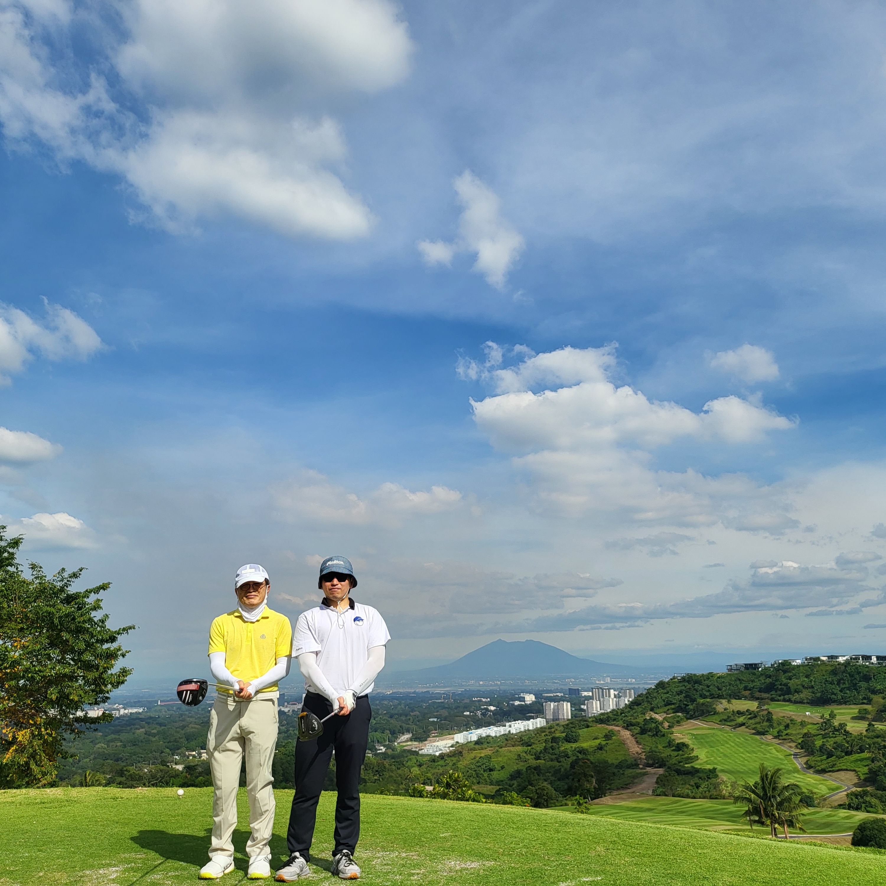 New Balance x Malbon 997 Golf Grey, Malbon Golf Buckets Polo T-Shirt White 착용 스타일 - 3