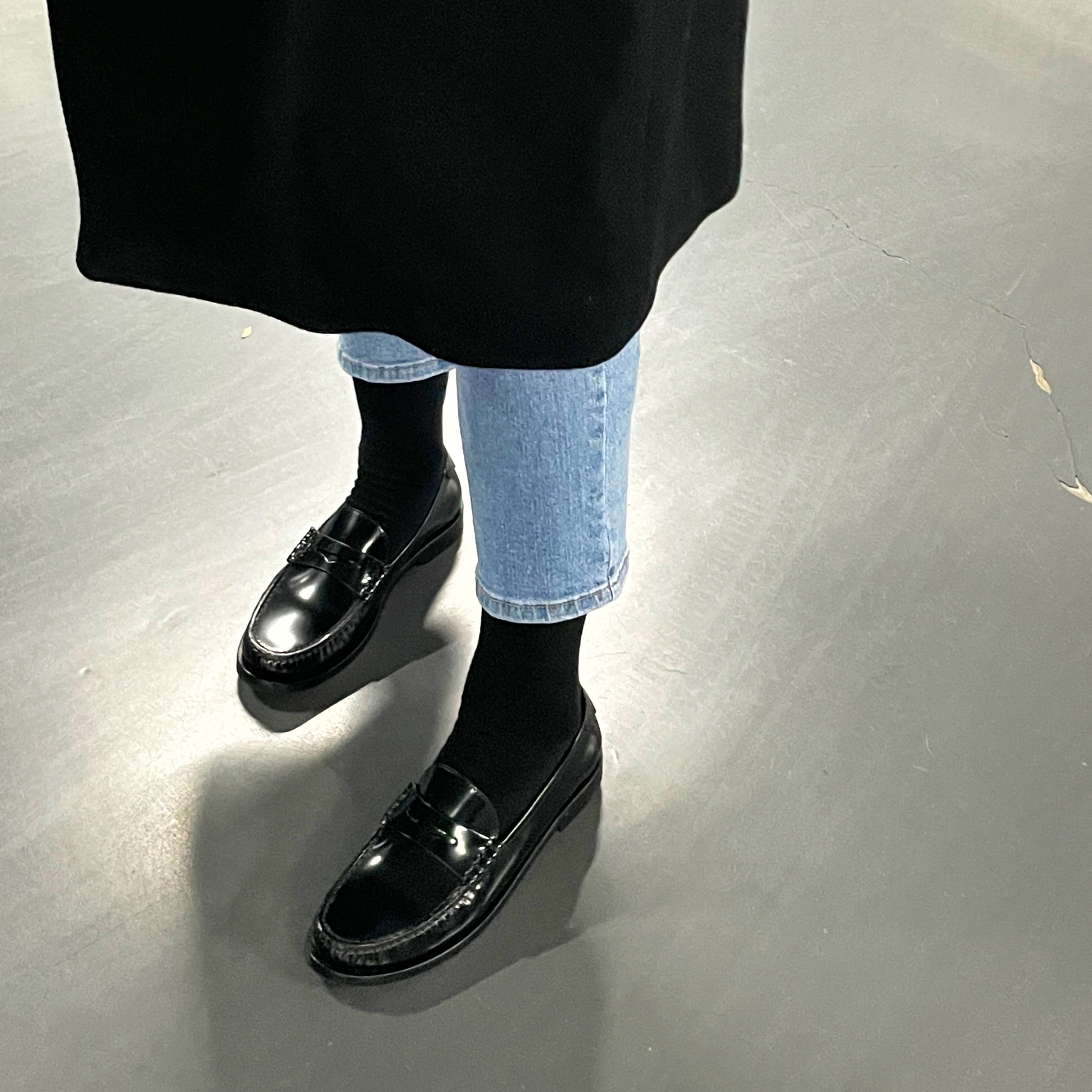 (W) Saint Laurent Smooth Leather Monogram Penny Slippers Black 착용 스타일 - 3