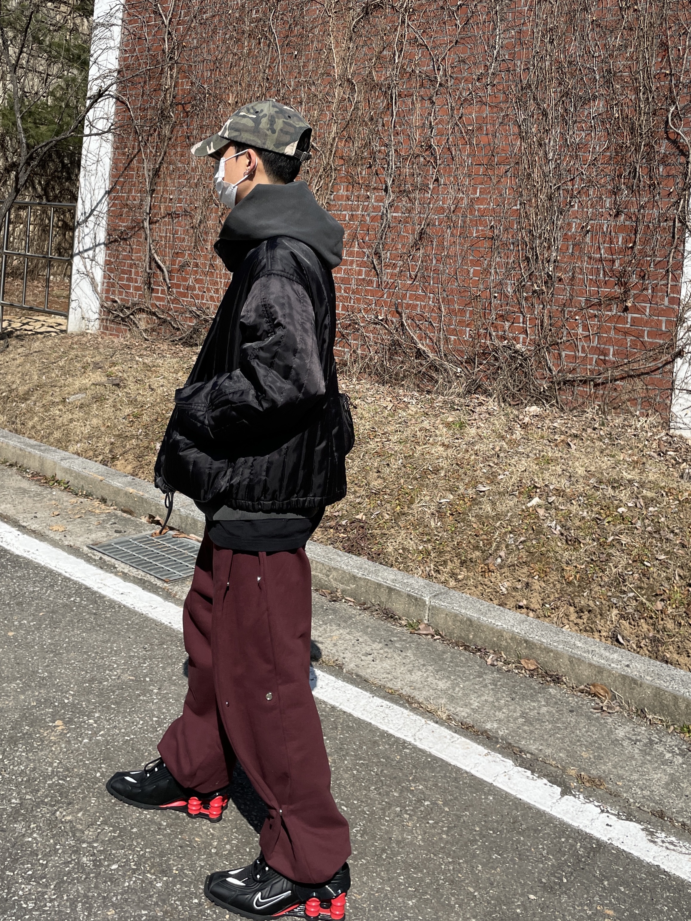 Nike x Martine Rose Shox MR4 Black 착용 스타일 - 1