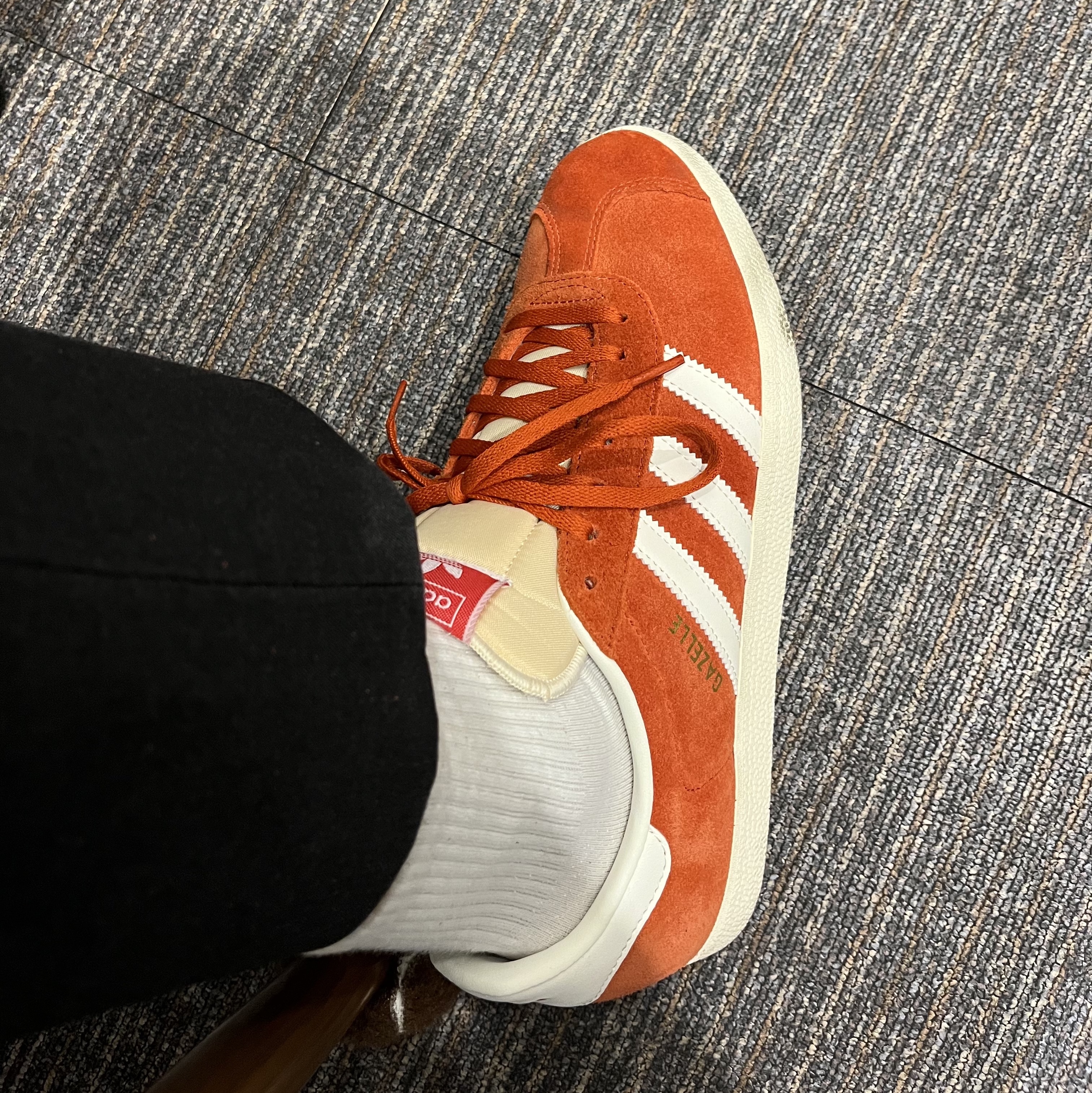 Adidas Gazelle Preloved Red Off White 착용 스타일 - 2